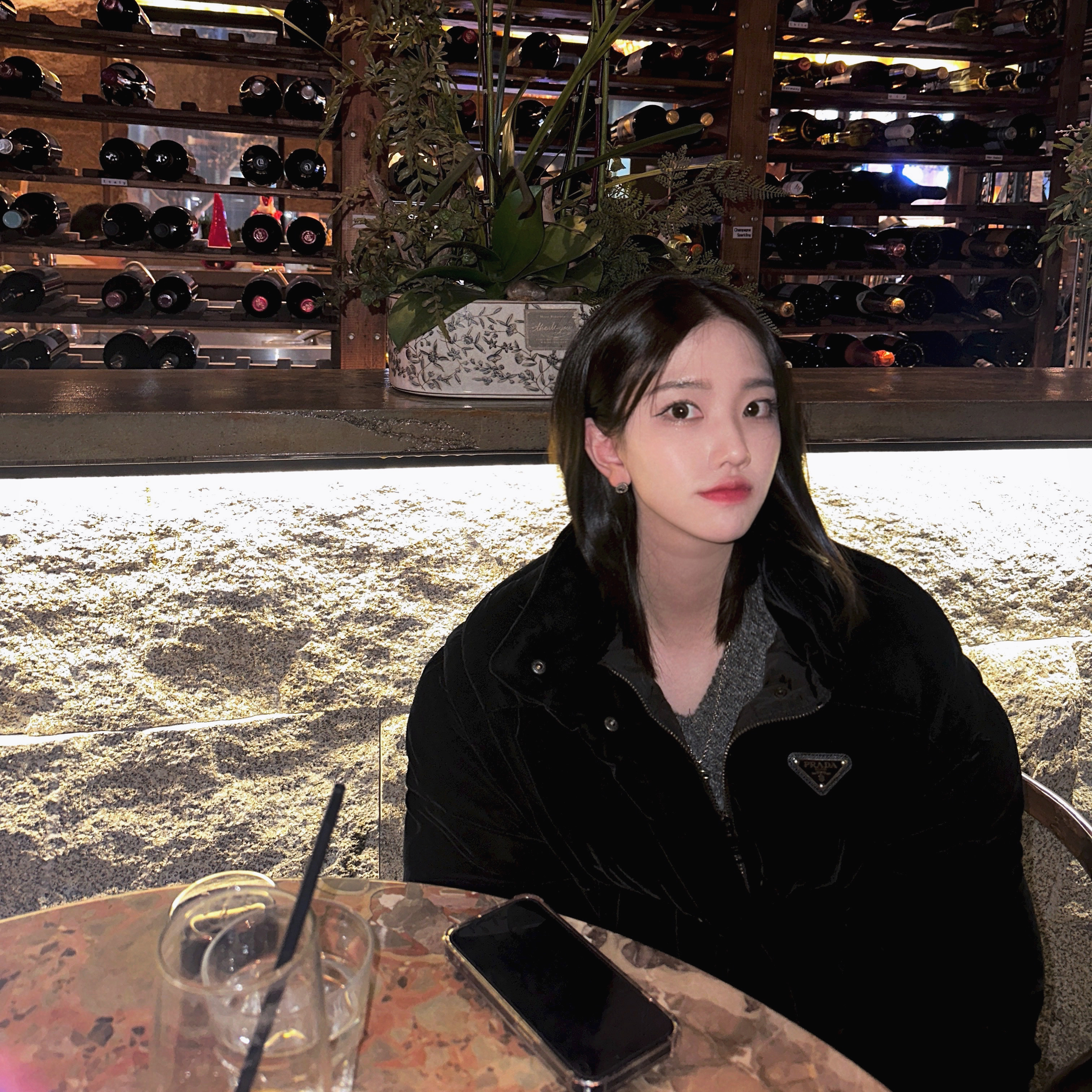 (W) Prada Convertible Velvet Down Jacket Black, Gucci Interlocking G Earrings In Silver Silver 착용 스타일