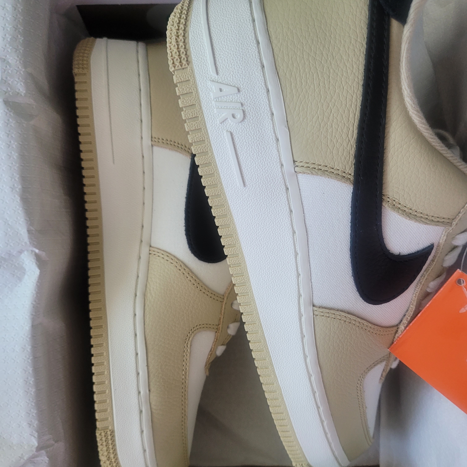 Nike Air Force 1 '07 LX Team Gold and Black 착용 스타일