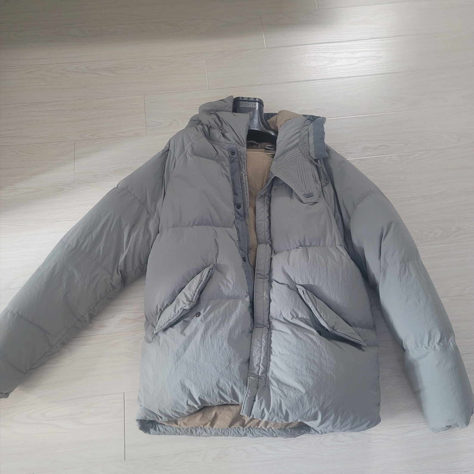 Ten C Artic Down Parka Grey 착용 스타일