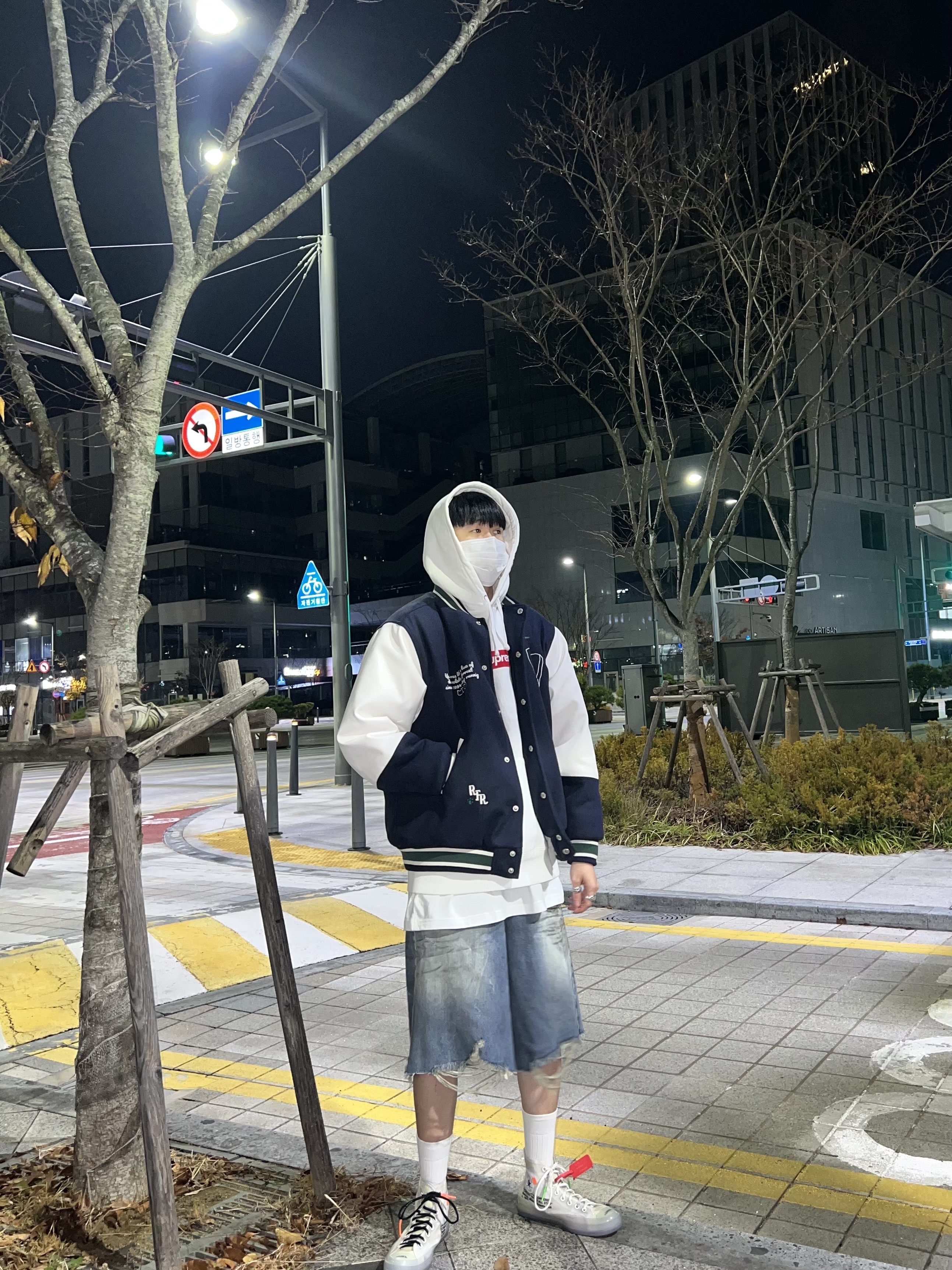 Supreme Box Logo Hooded Sweatshirt White - 21FW, Project G/R Reworked Bermuda Shorts Blue 착용 스타일 - 1