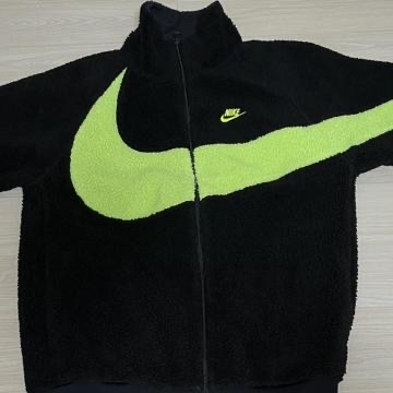 Nike Big Swoosh Full Zip Jacket Black Volt 착용 스타일