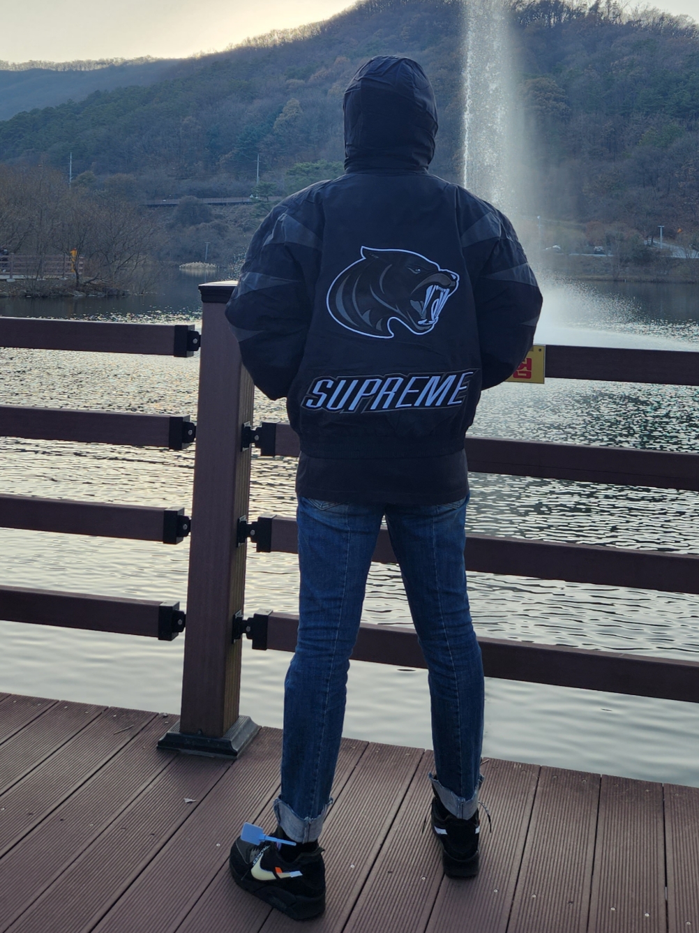 Supreme Wildcat Sideline Puffer Jacket Black - 23FW, Nike x Off-White Air Max 90 V2 Black White 착용 스타일 - 3