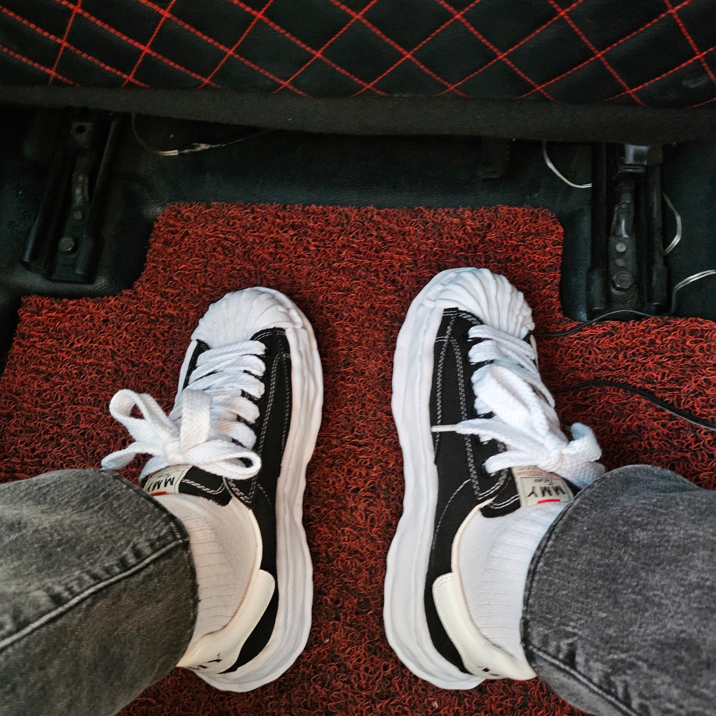 Maison Mihara Yasuhiro Blakey OG Sole Canvas Low-top Sneakers Black White 착용 스타일 - 2
