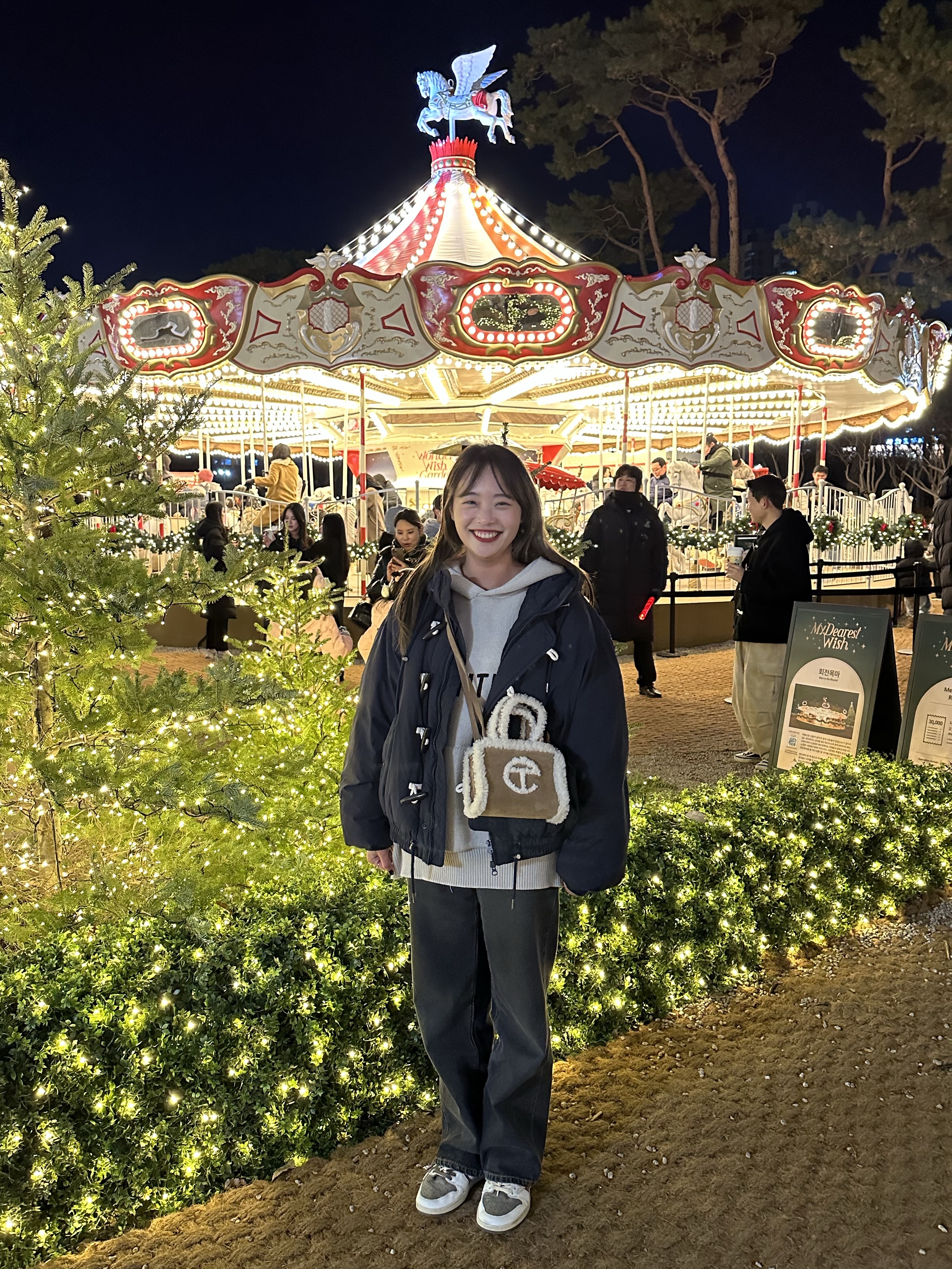 Telfar x UGG Small Shopping Bag Chestnut, Essentials Knit Pullover Hoodie Moss - 21SS 착용 스타일 - 1