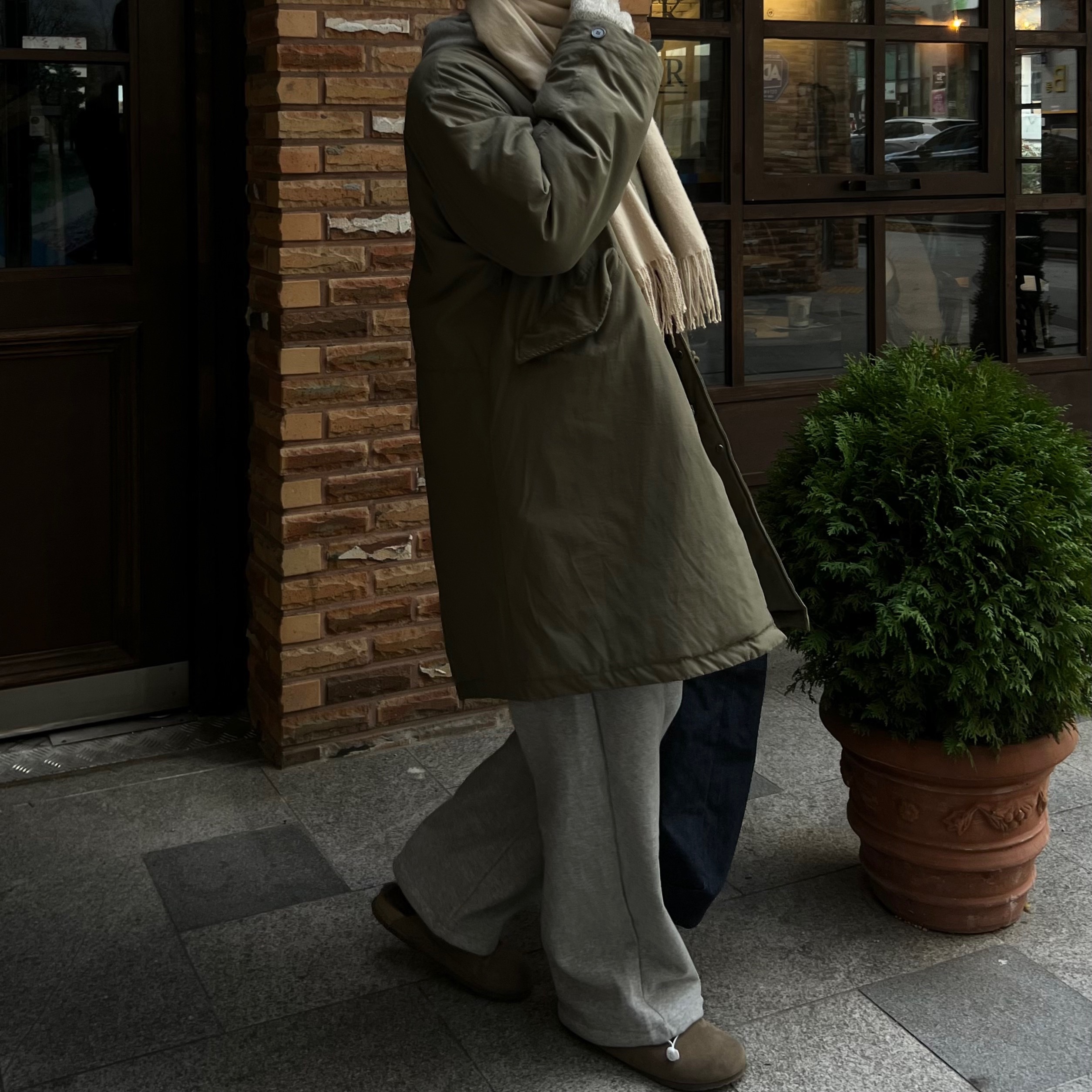 A.P.C. Daniela Shopping Bag Indigo 착용 스타일 - 3