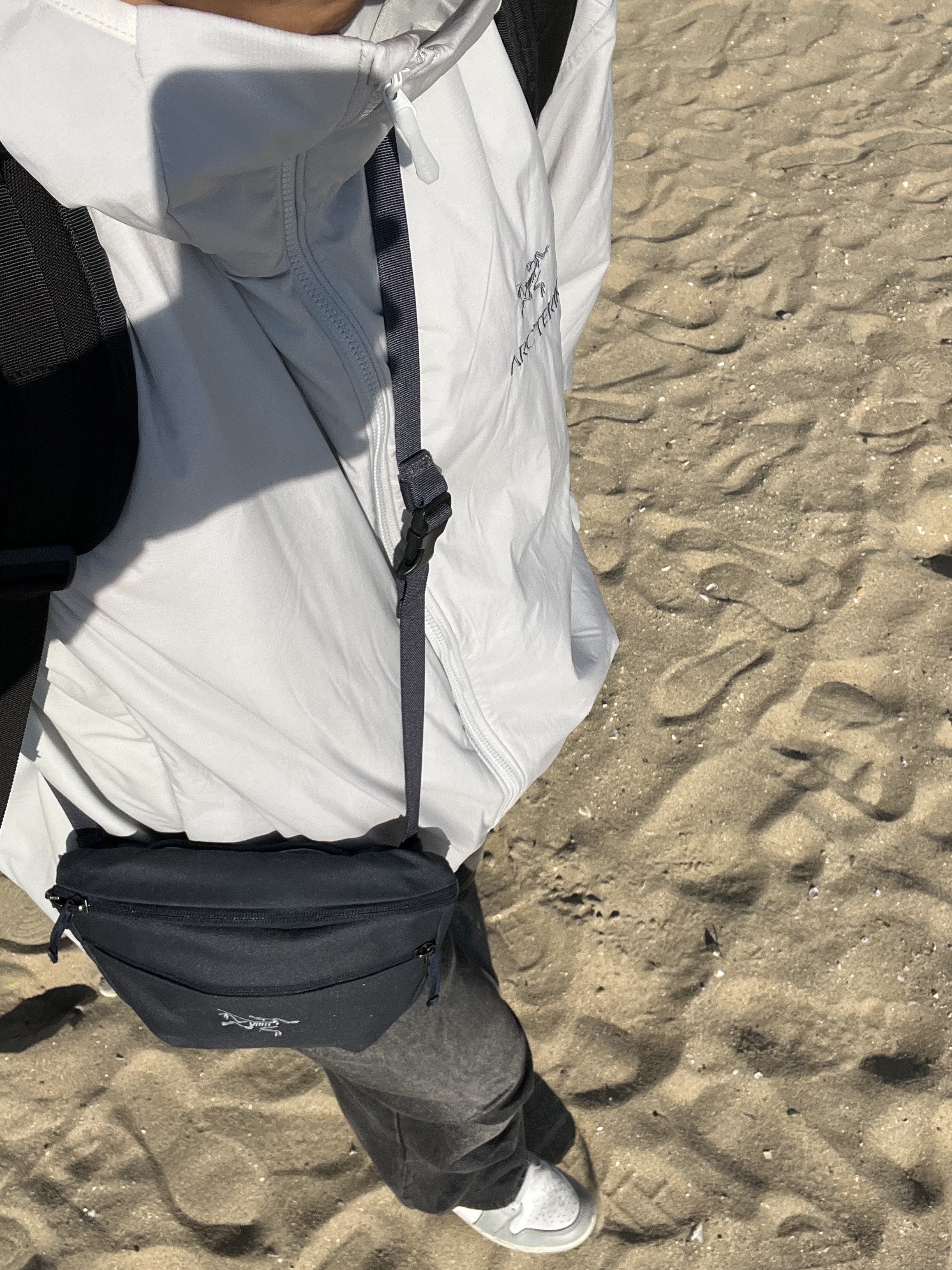 Arc'teryx Atom LT Hoody Solitude, Jordan 1 Mid Light Smoke Grey Anthracite 착용 스타일 - 3