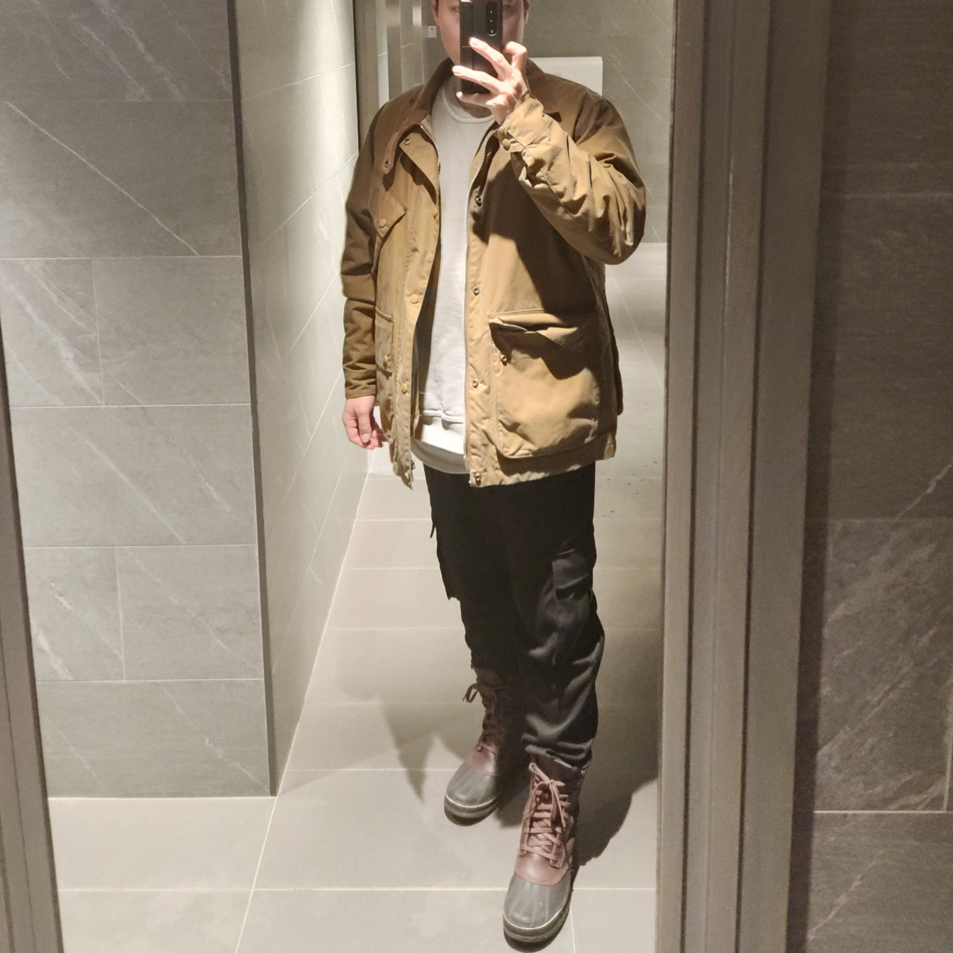Barbour International Original Wax Jacket Sand 착용 스타일