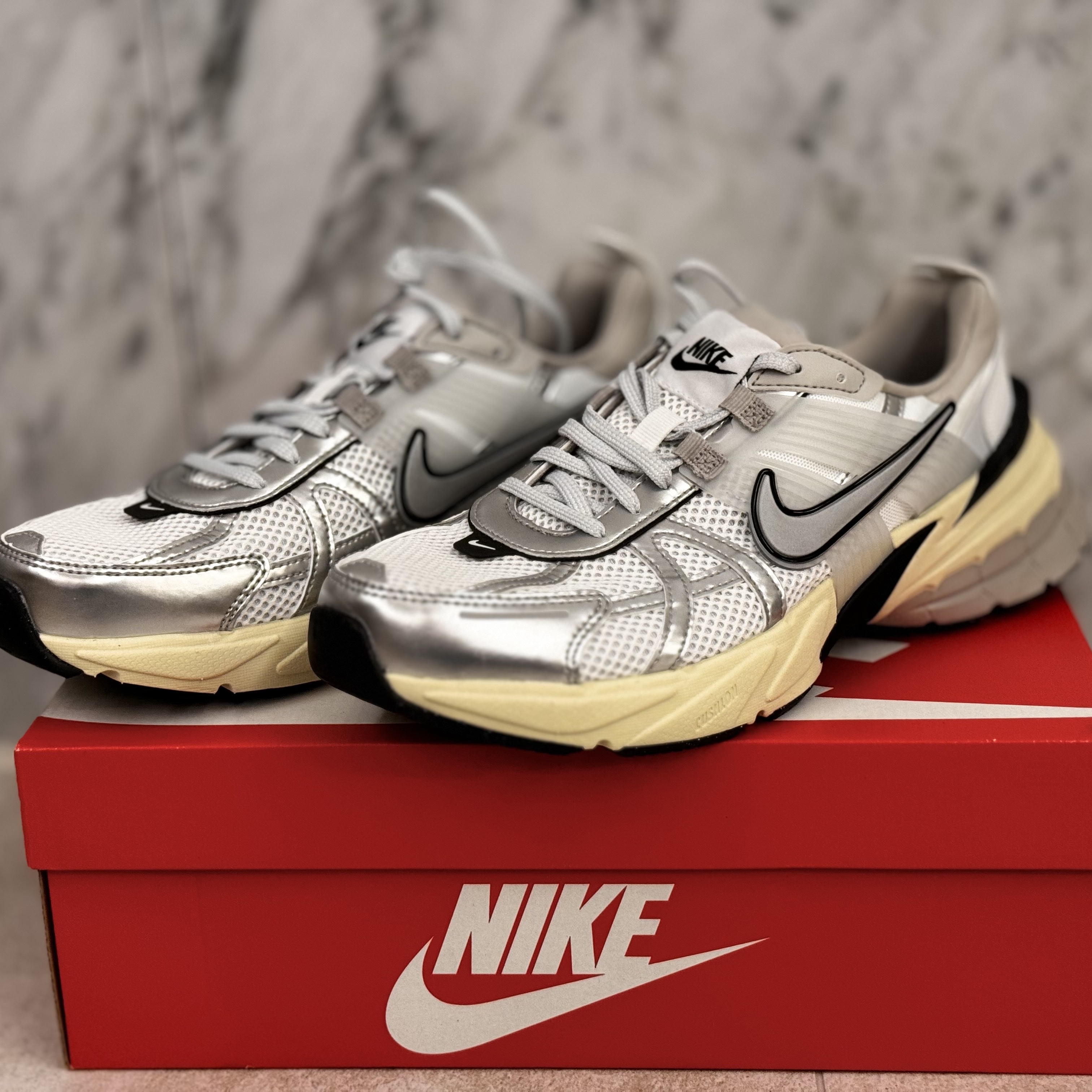 Nike V2K Run Summit White Metallic Silver 착용 스타일 - 2