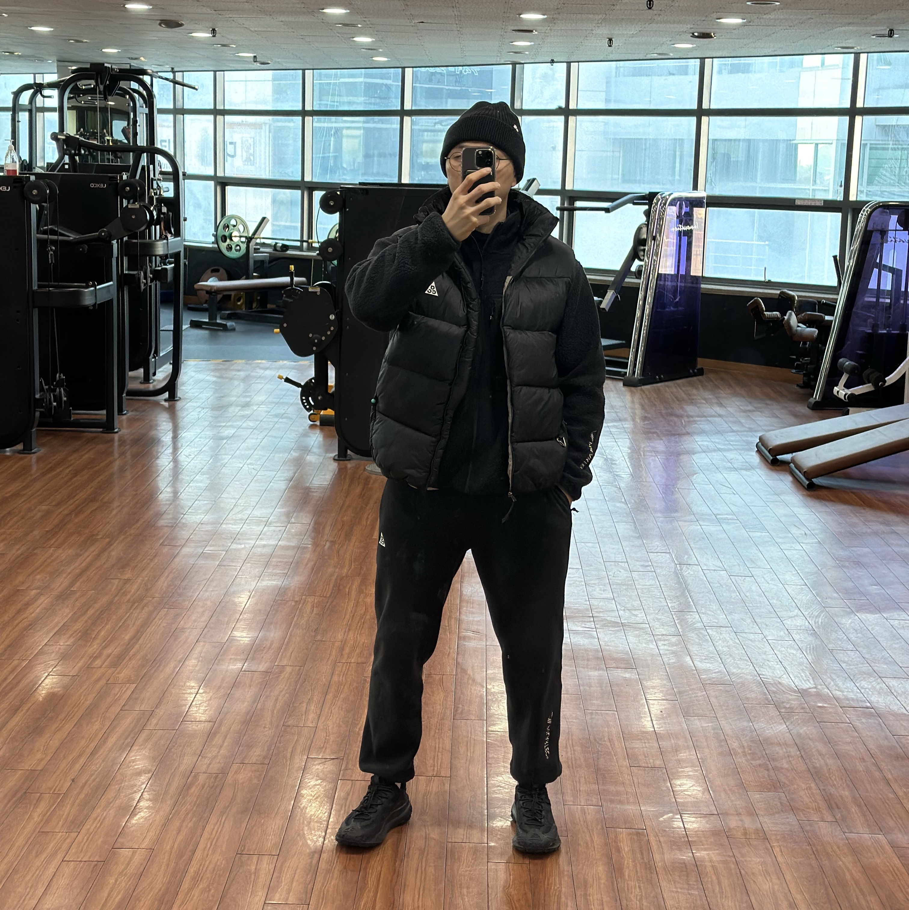 Nike NRG ACG Cuffed Beanie Black, Nike ACG Mountain Fly 2 Low Black 착용 스타일
