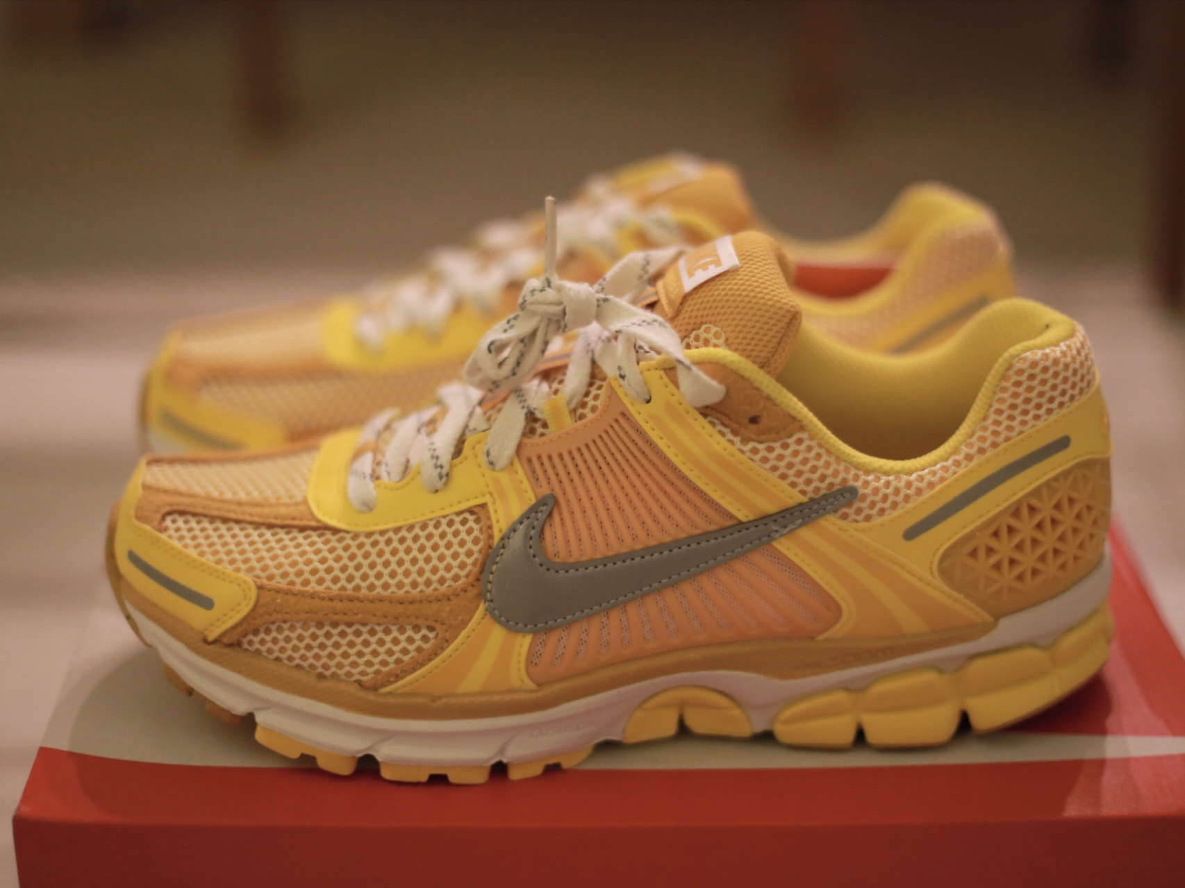 Nike Zoom Vomero 5 Yellow Ochre 착용 스타일 - 1