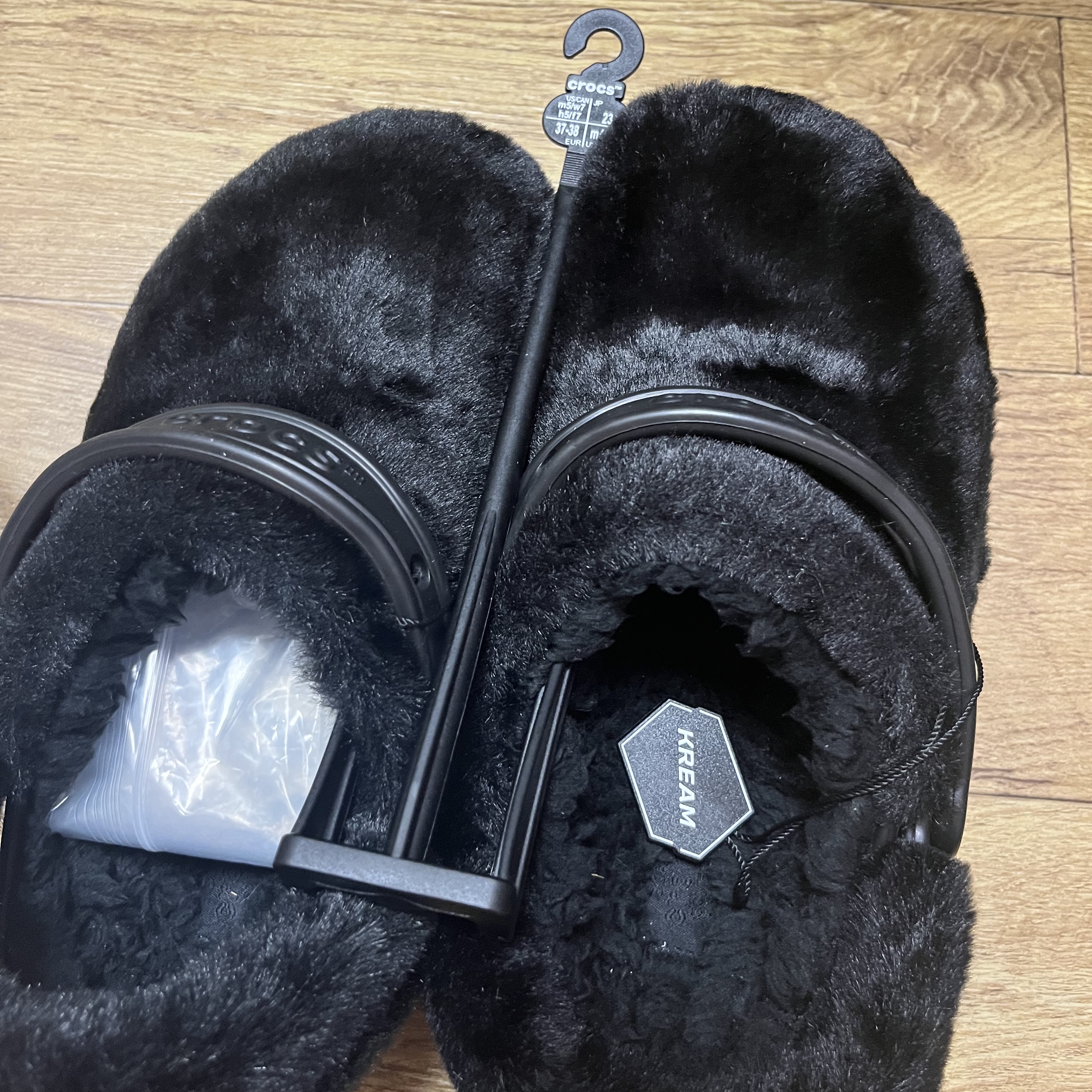 Crocs Classic Fur Sure Clog Black 착용 스타일