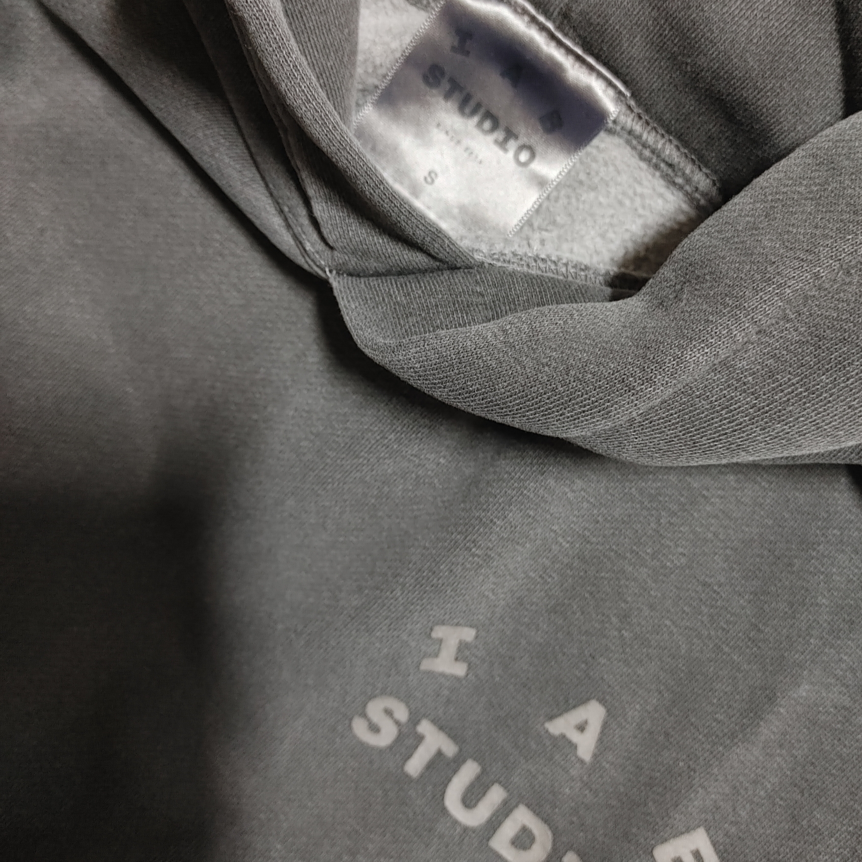 IAB Studio Pigment Hoodie & Sack Black 착용 스타일