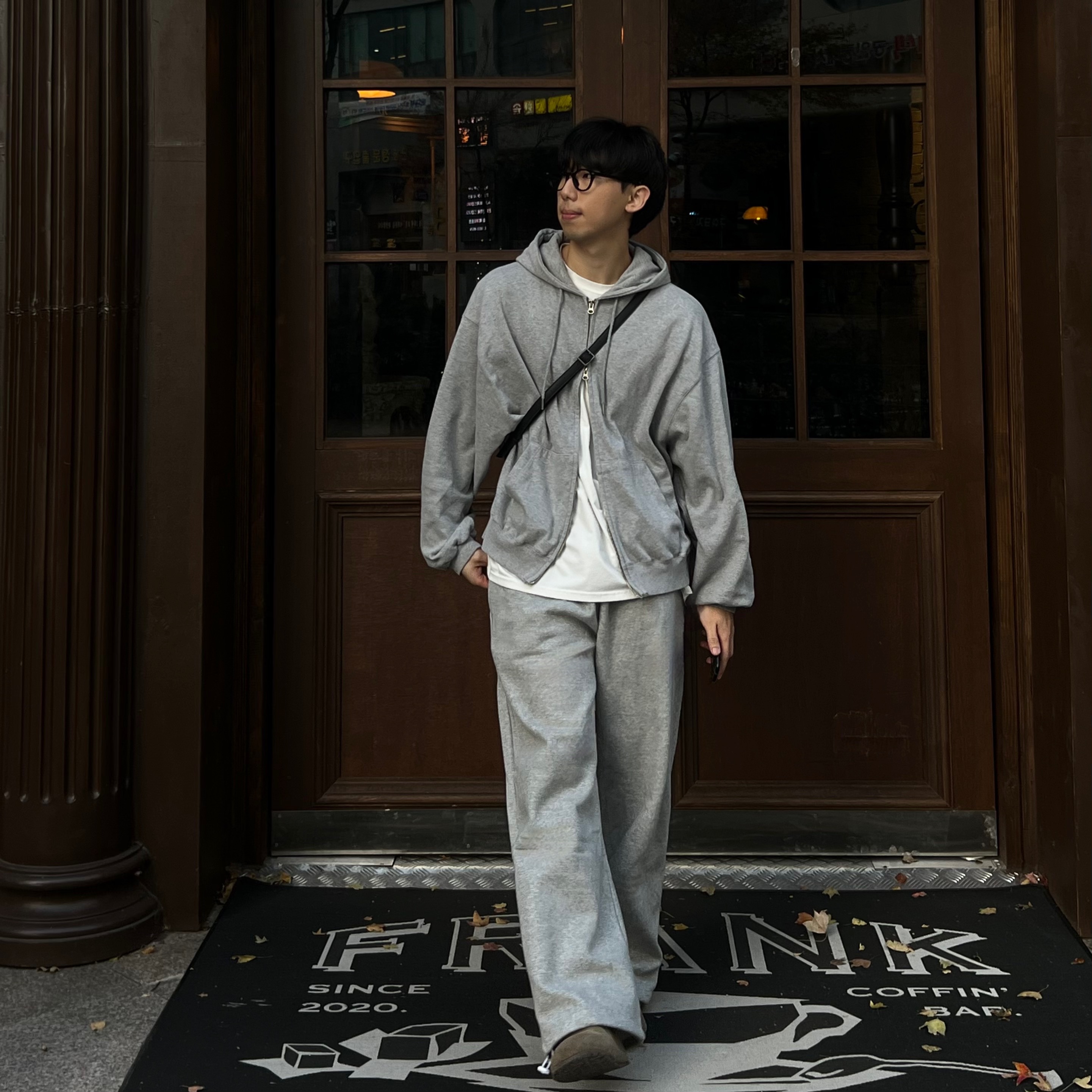 A.P.C. Daniela Shopping Bag Indigo 착용 스타일 - 5