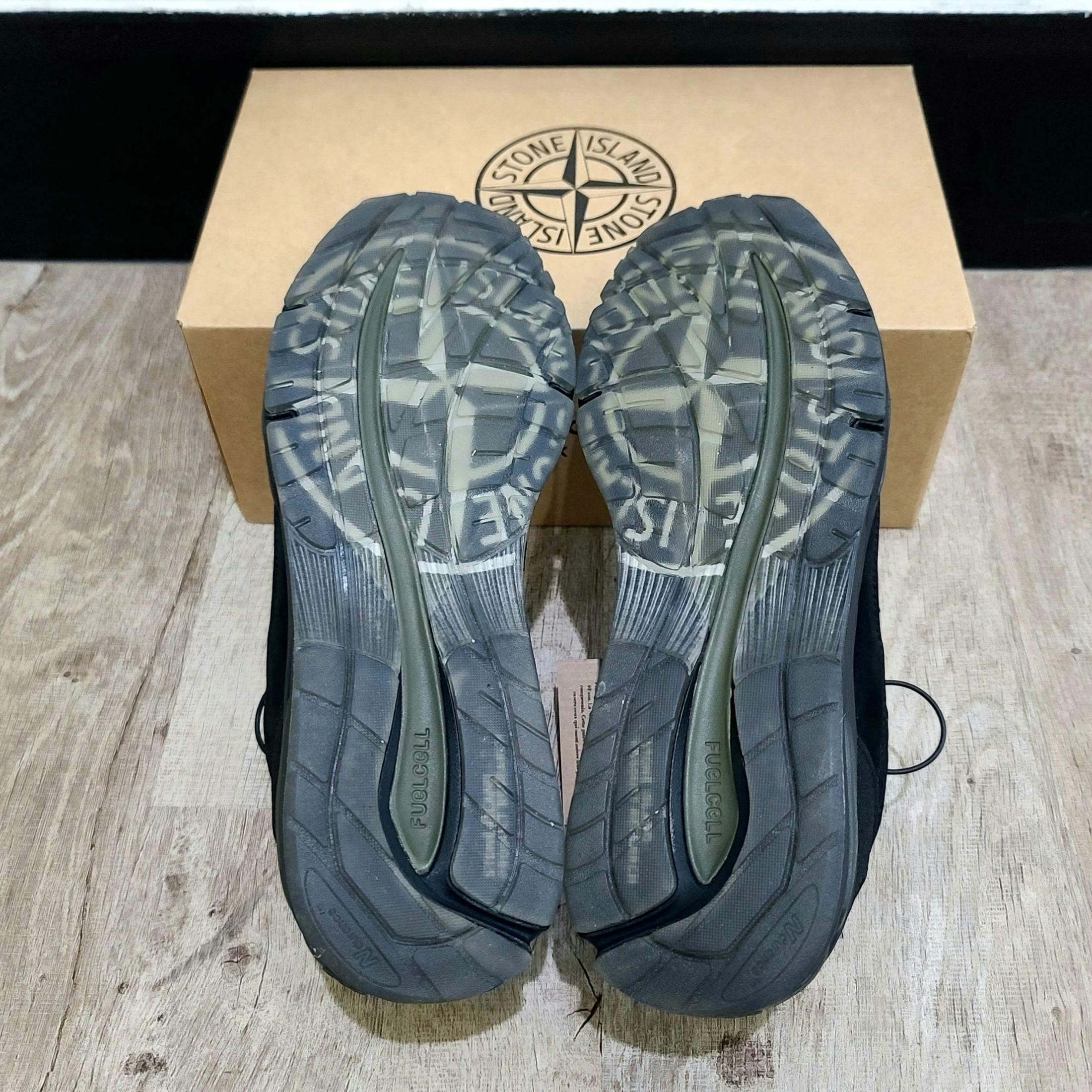 New Balance x Stone Island 991v2 Made in UK Black Olive Night 착용 스타일 - 4