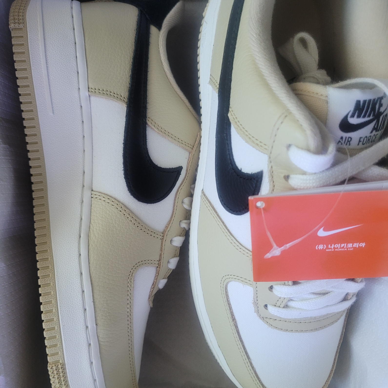 Nike Air Force 1 '07 LX Team Gold and Black 착용 스타일