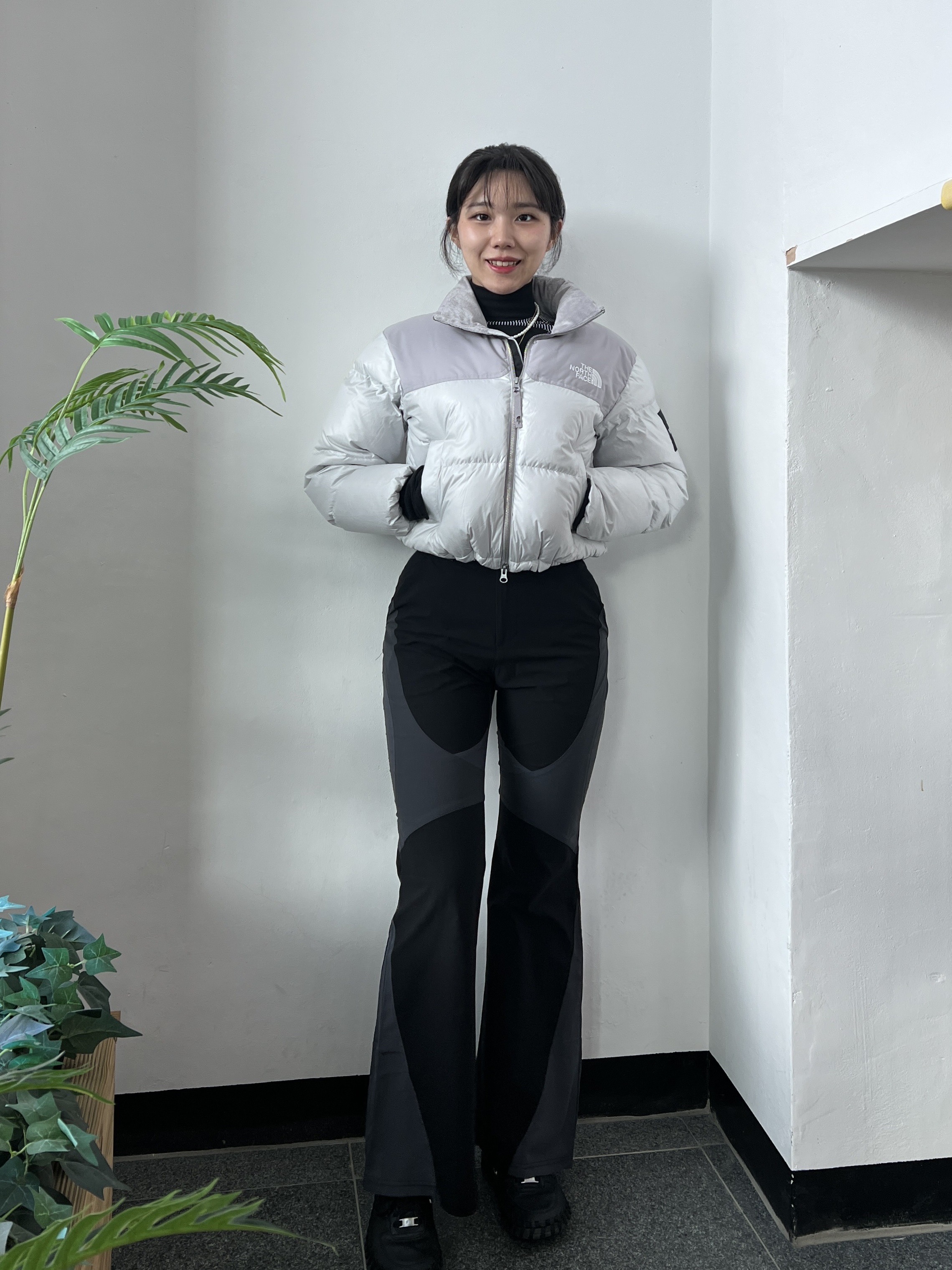 (W) The North Face White Label Novelty Nuptse Down Jacket Ice Gray, Art of Field Bootscut Long Pants Black 착용 스타일 - 1