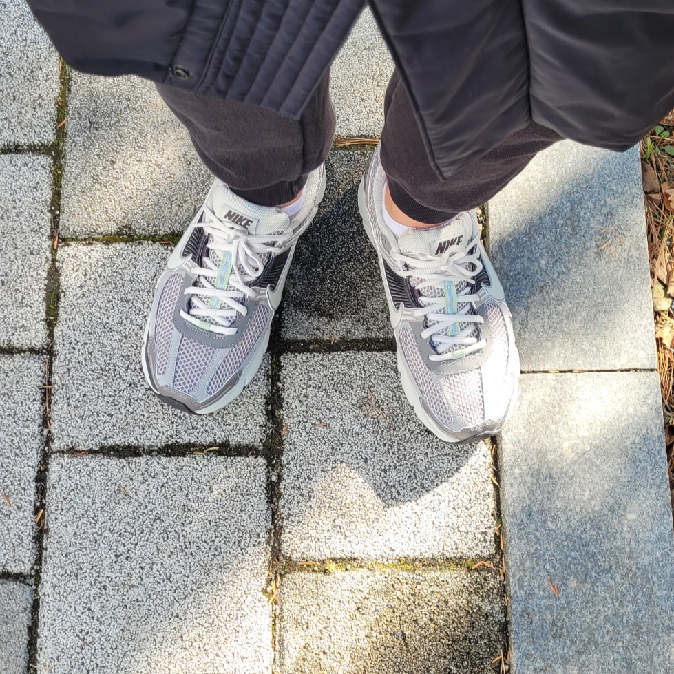 (W) Nike Zoom Vomero 5 Cobblestone and Flat Pewter 착용 스타일