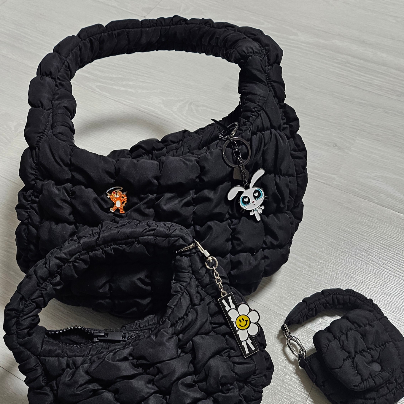 COS Quilted Nano Bag Black 착용 스타일