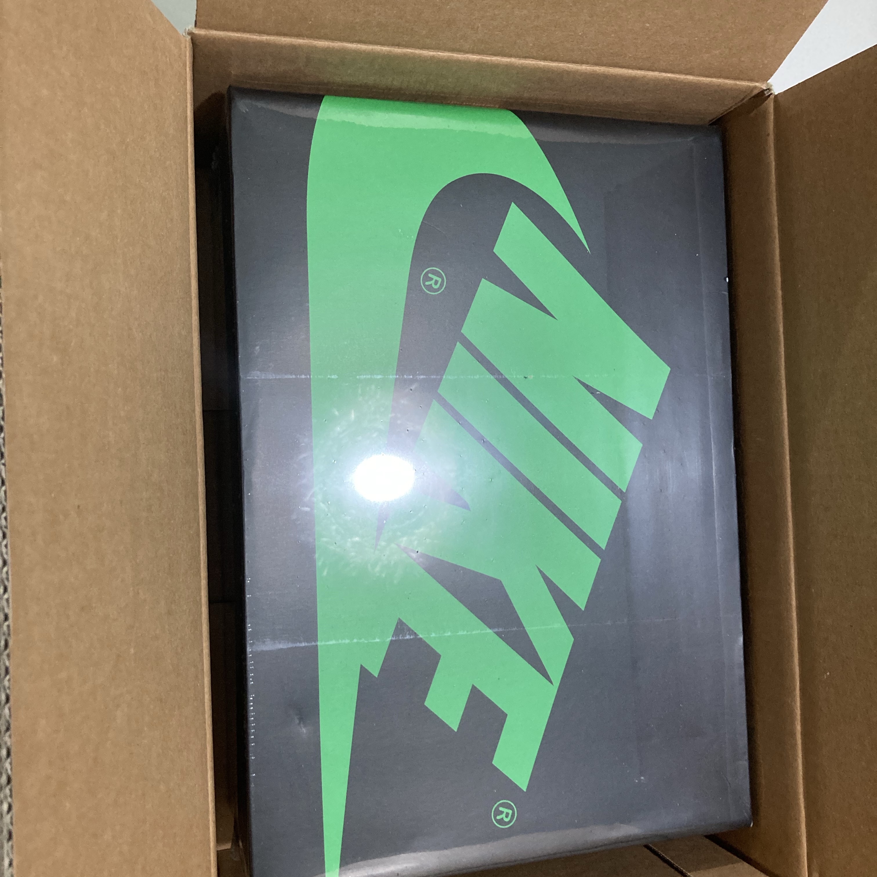 Jordan 1 Retro High OG Black and Lucky Green 착용 스타일 - 2