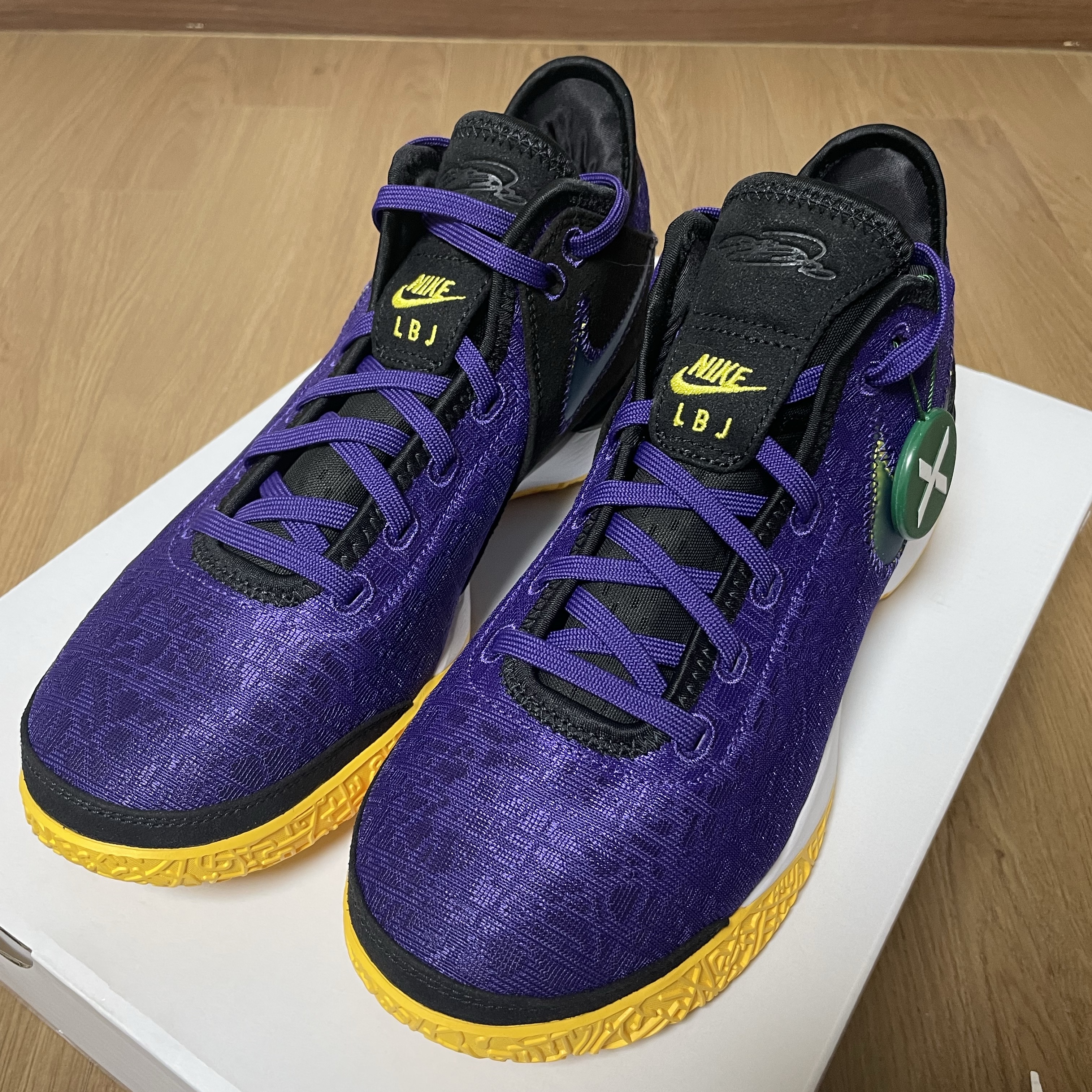 Nike LeBron XX EP White Metalic Gold, Nike LeBron NXXT Gen EP Court Purple Black 착용 스타일 - 5