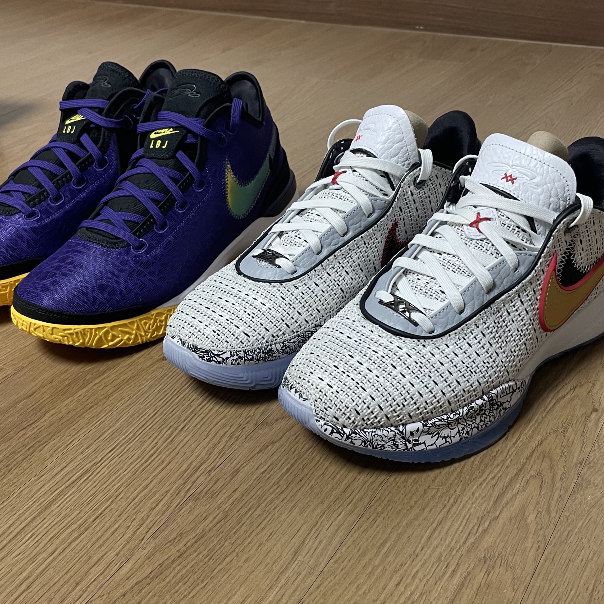 Nike LeBron XX EP White Metalic Gold, Nike LeBron NXXT Gen EP Court Purple Black 착용 스타일 - 6