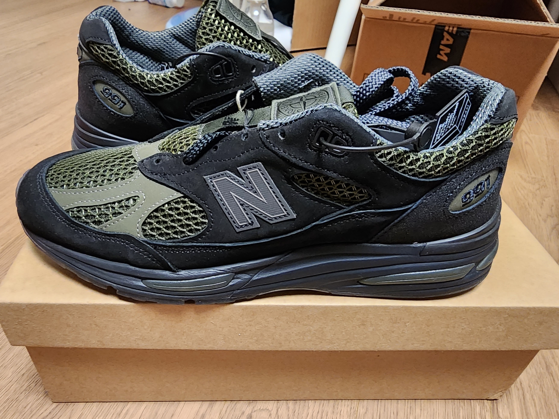 New Balance x Stone Island 991v2 Made in UK Black Olive Night 착용 스타일