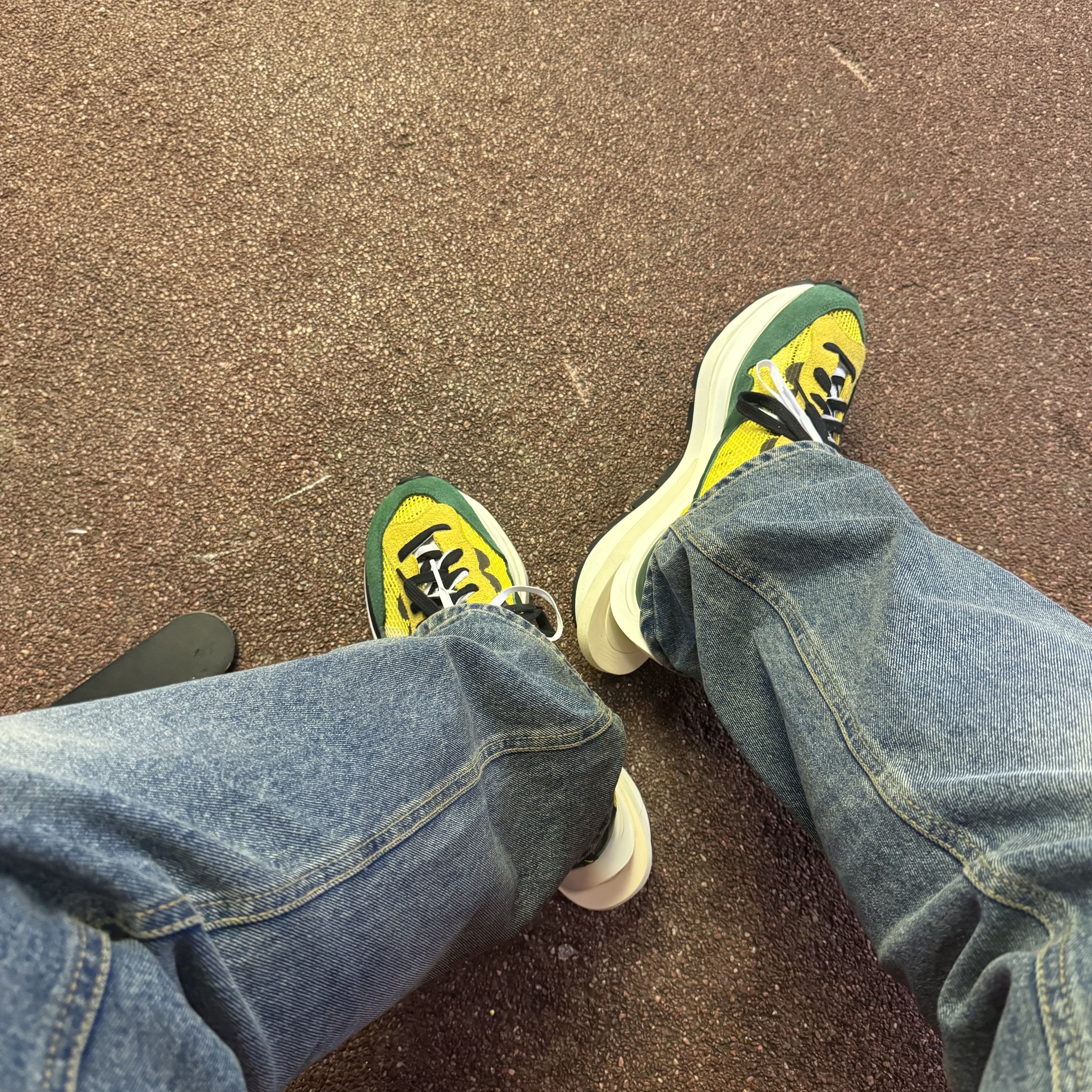 Nike x Sacai VaporWaffle Tour Yellow & Gorge Green Sail 착용 스타일