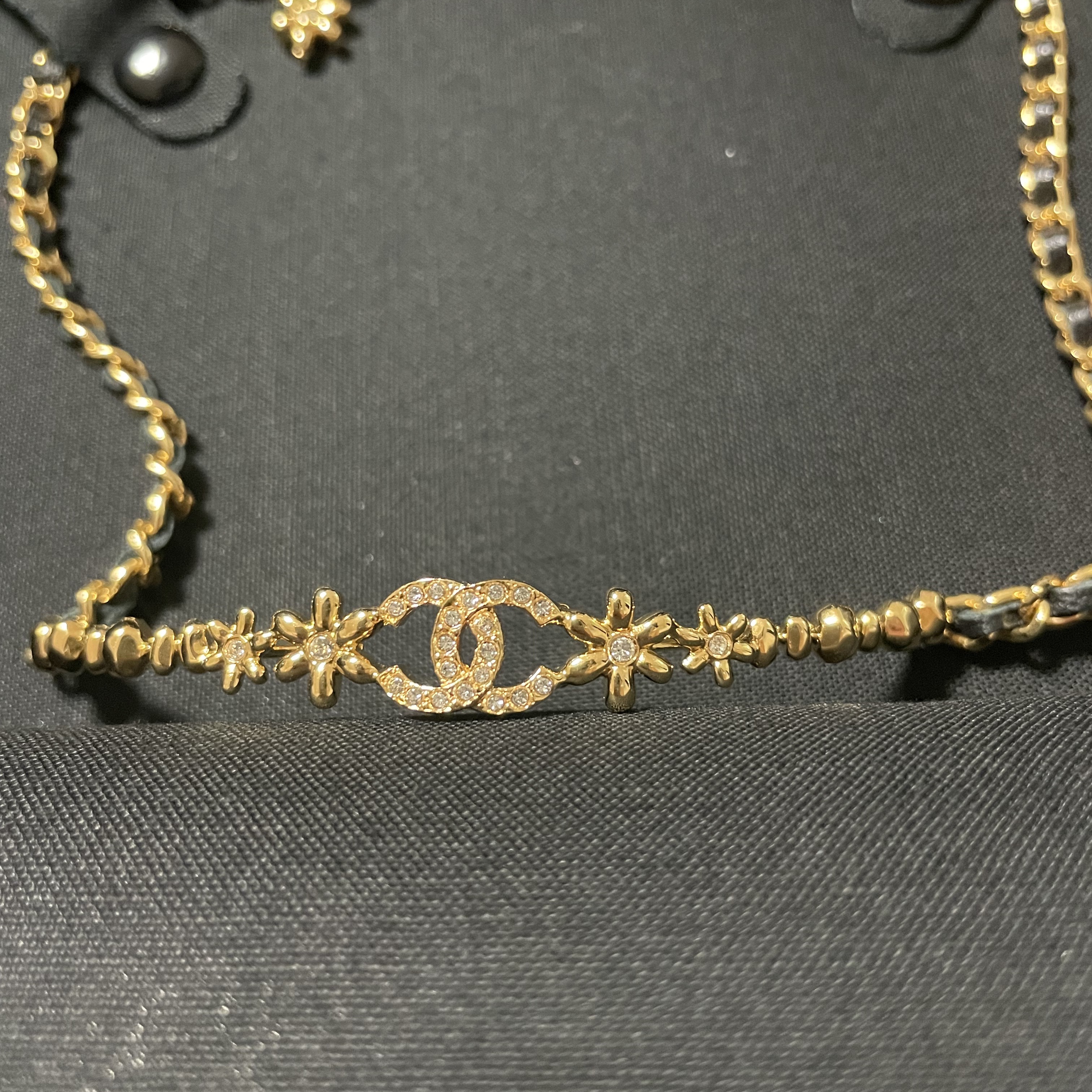 (W) Chanel Choker Metal Lambskin Strass & Gold Black Crystal 착용 스타일 - 2
