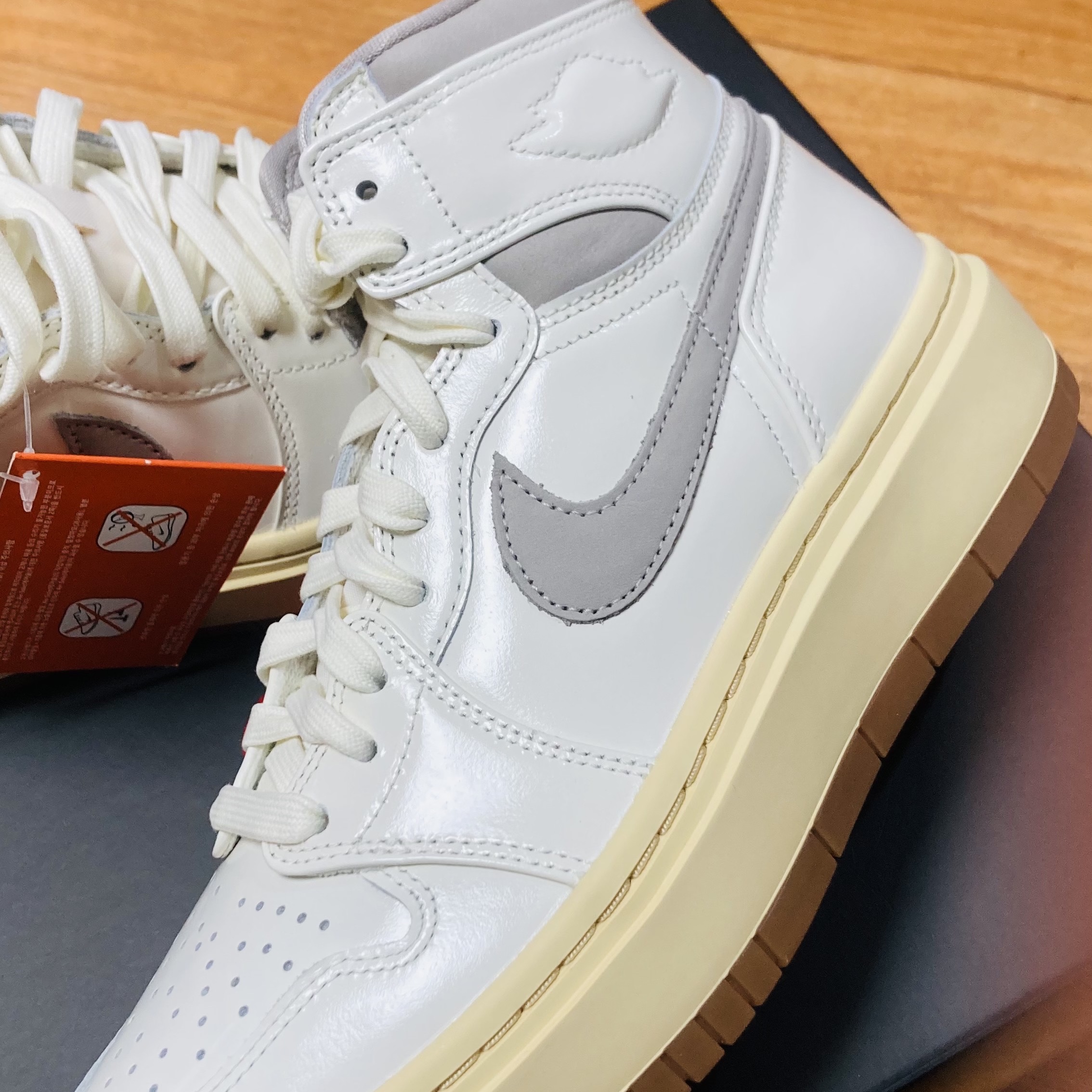 (W) Jordan 1 Elevate High SE Sail Pale Vanilla 착용 스타일 - 4