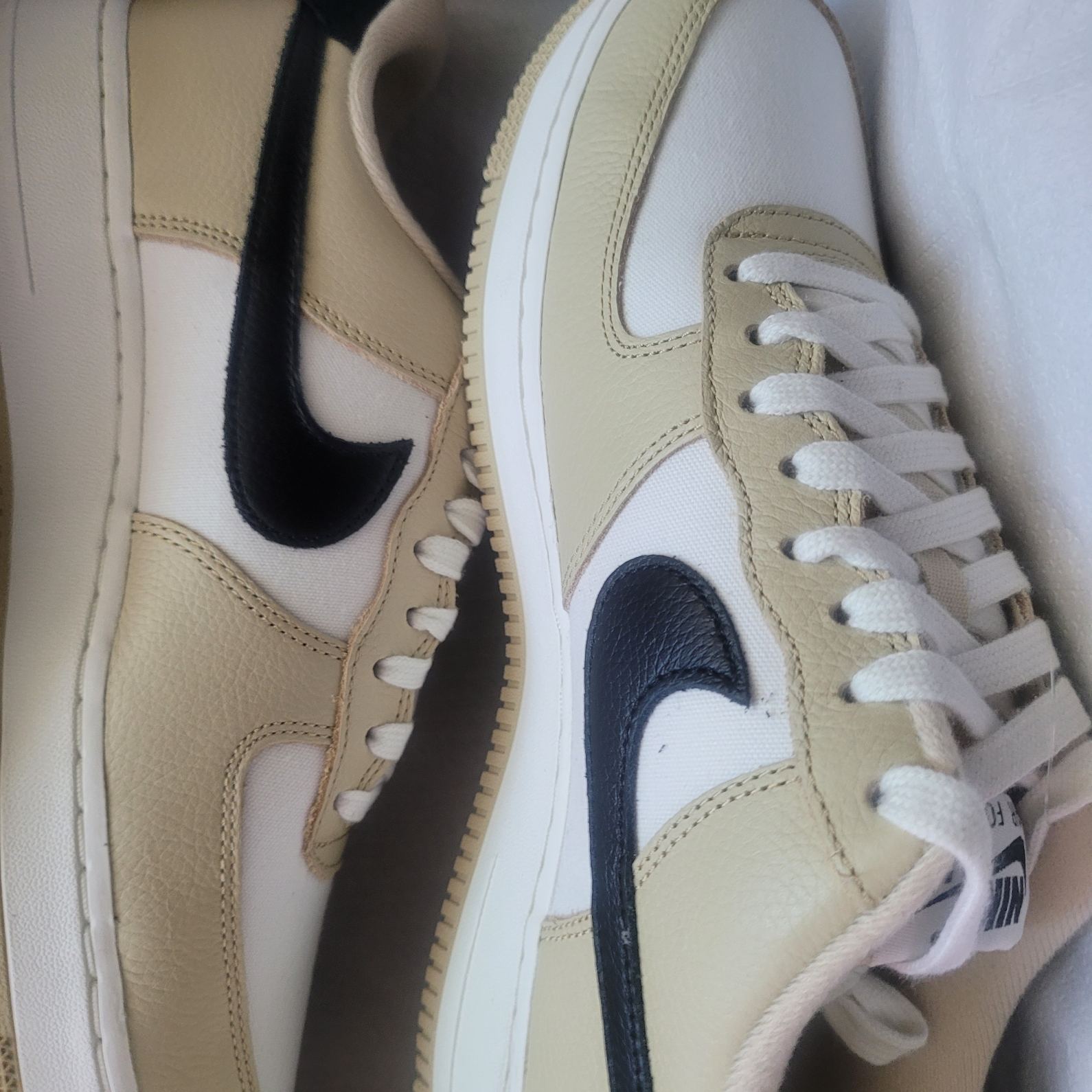Nike Air Force 1 '07 LX Team Gold and Black 착용 스타일
