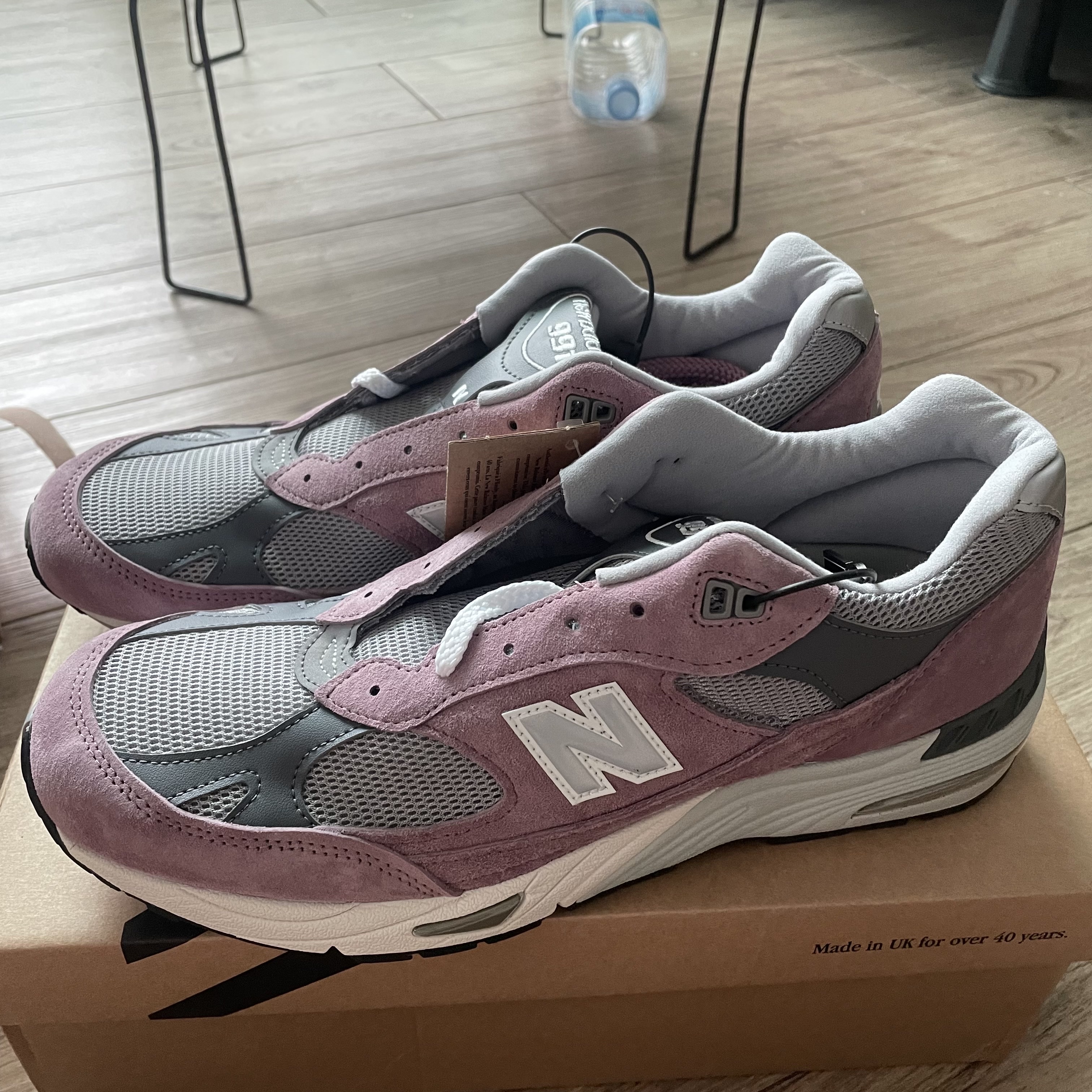 New Balance 991 Made in UK Pink Grey 착용 스타일 - 2