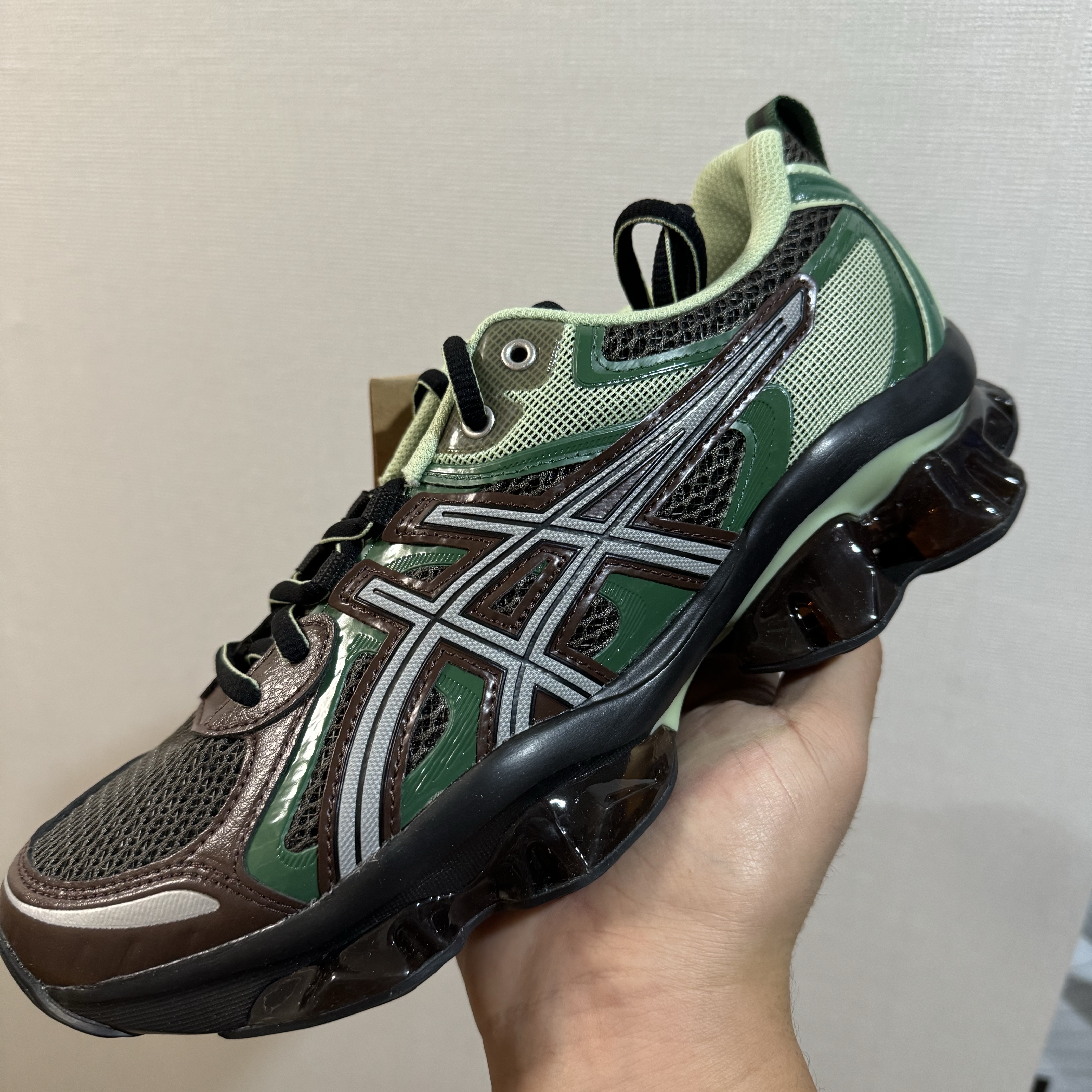 Asics Gel-Quantum Kinetic Dark Sepia Shamrock Green 착용 스타일