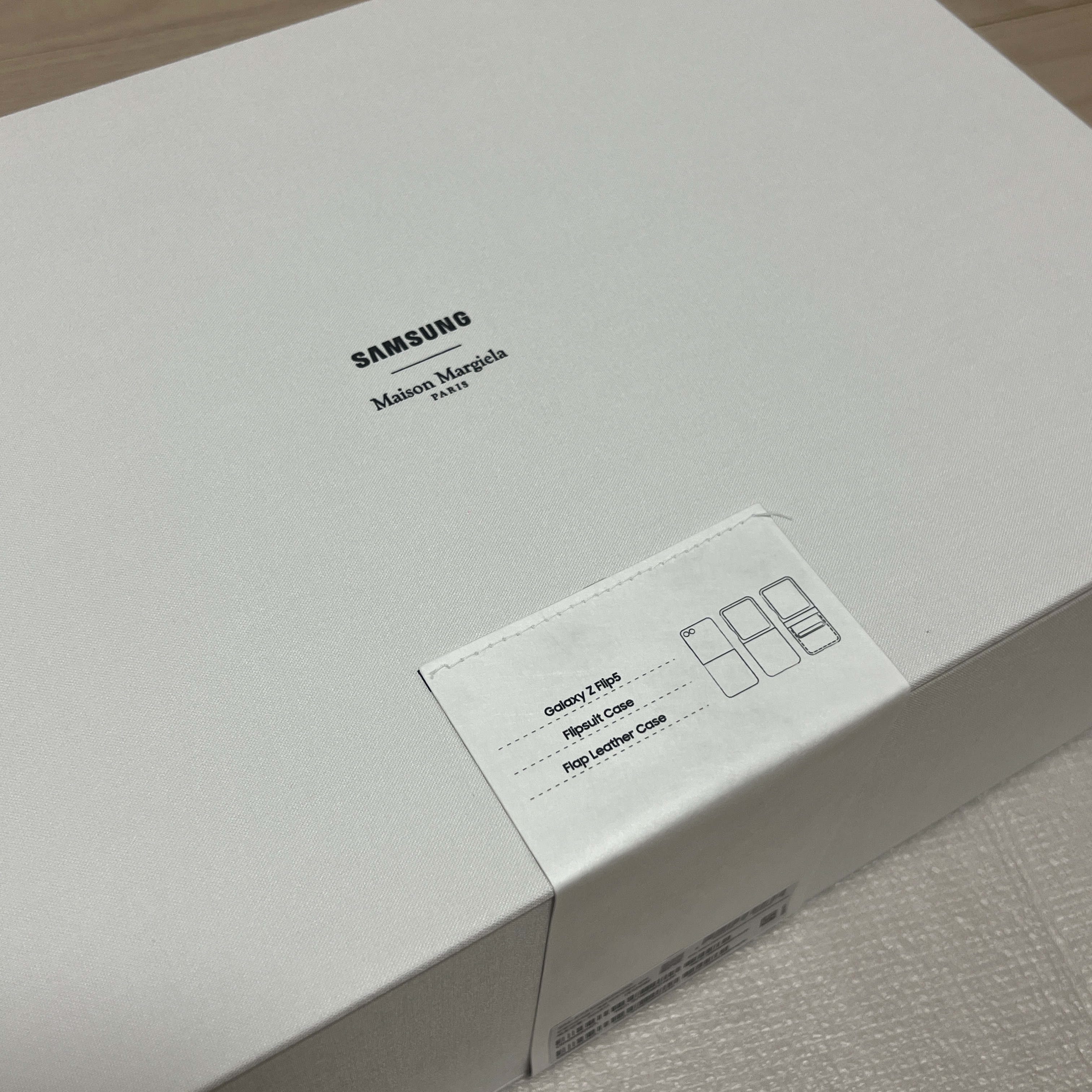 Samsung Galaxy Z Flip5 Maison Margiela Edition (Korean Ver.) 착용 스타일