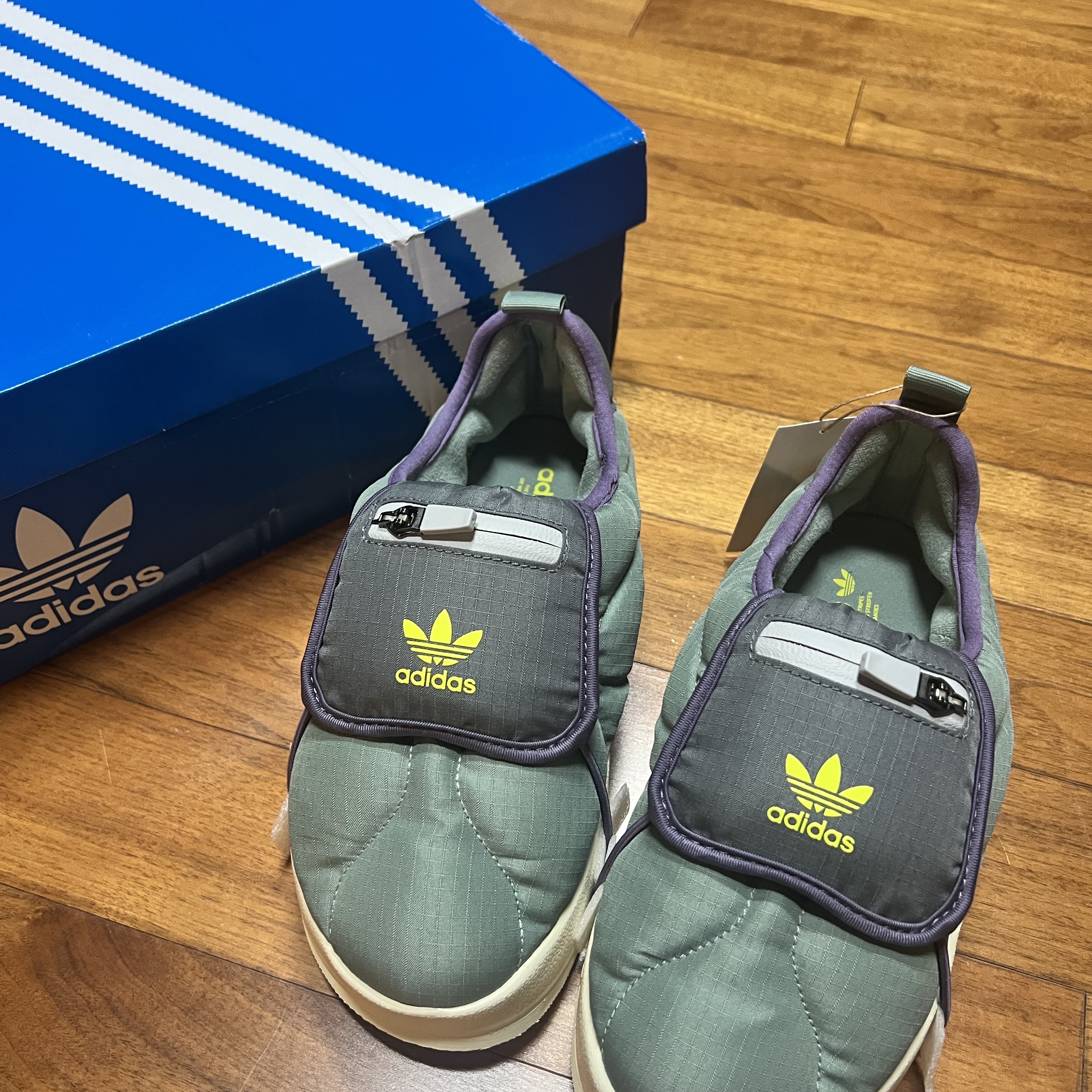 Adidas Puffylette Silver Green Grey 착용 스타일 - 2