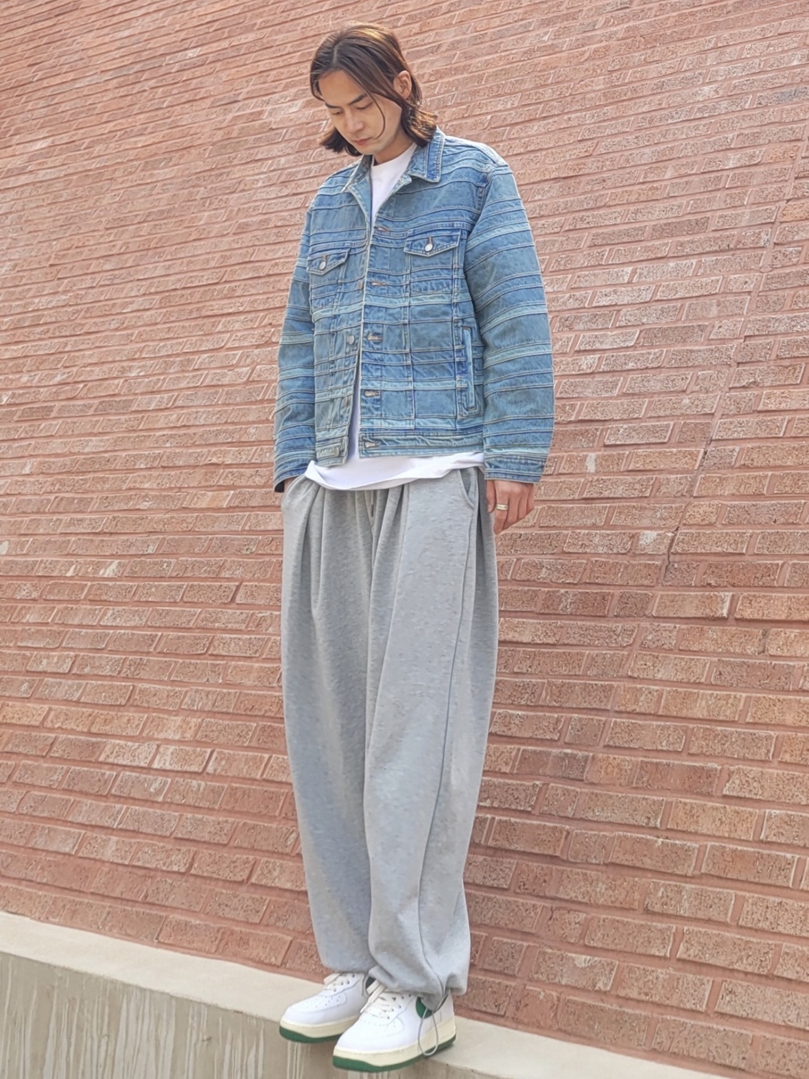 Nike Air Force 1 '07 LV8 Varsity White Pine Green, Supreme Layered Denim Trucker Jacket Washed Blue - 22FW 착용 스타일