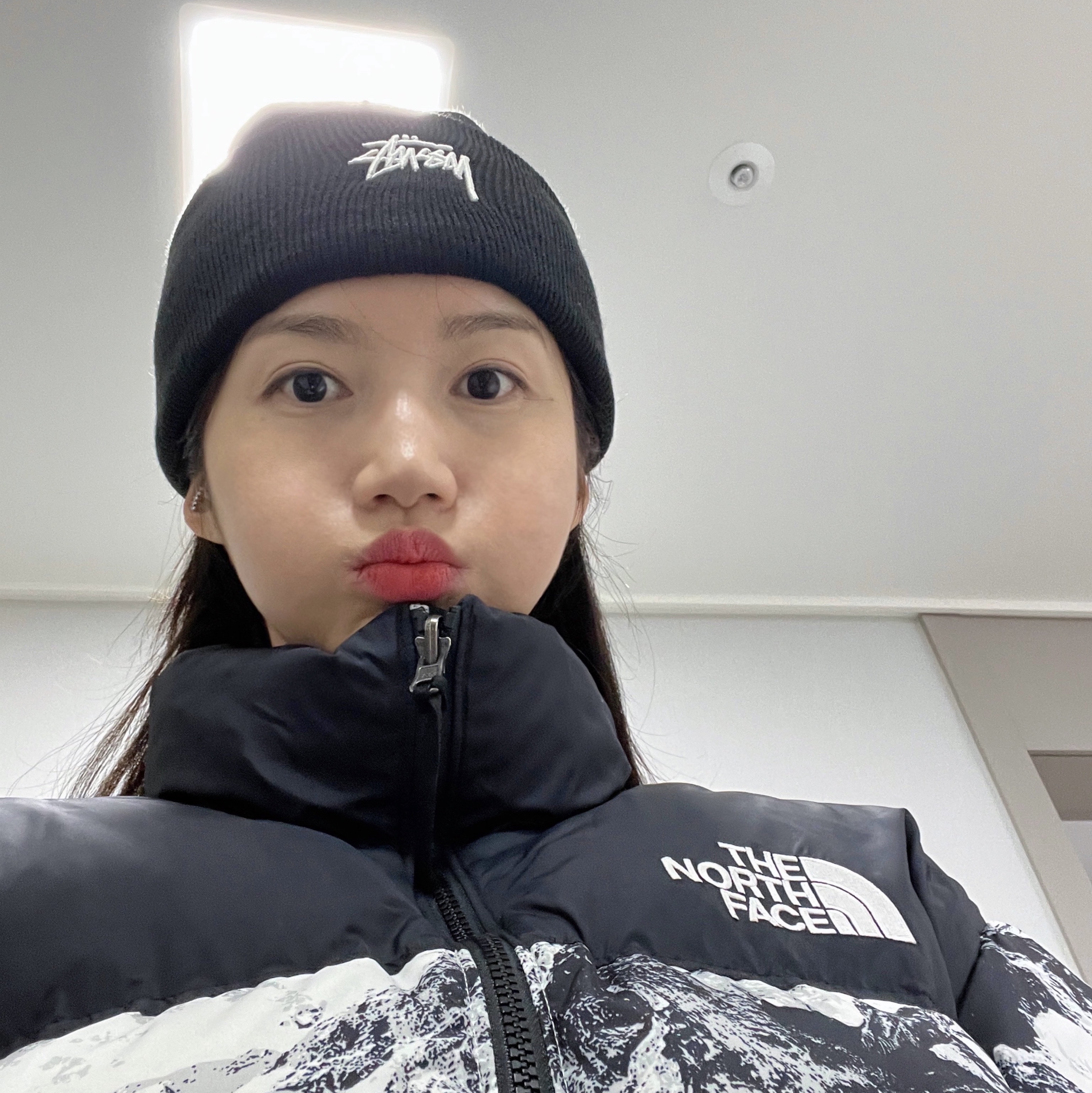 The North Face 1996 Novelty Nuptse Jacket Nutral Gray, Nike x Stussy NRG Cuffed Beanie Black 착용 스타일 - 2