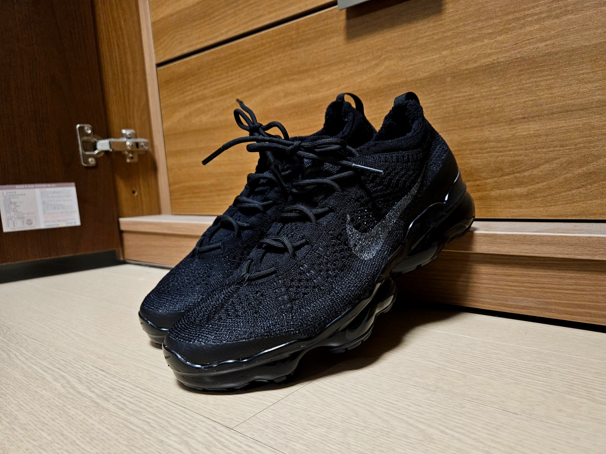 Nike Air VaporMax 2023 Flyknit Triple Black 착용 스타일 - 2