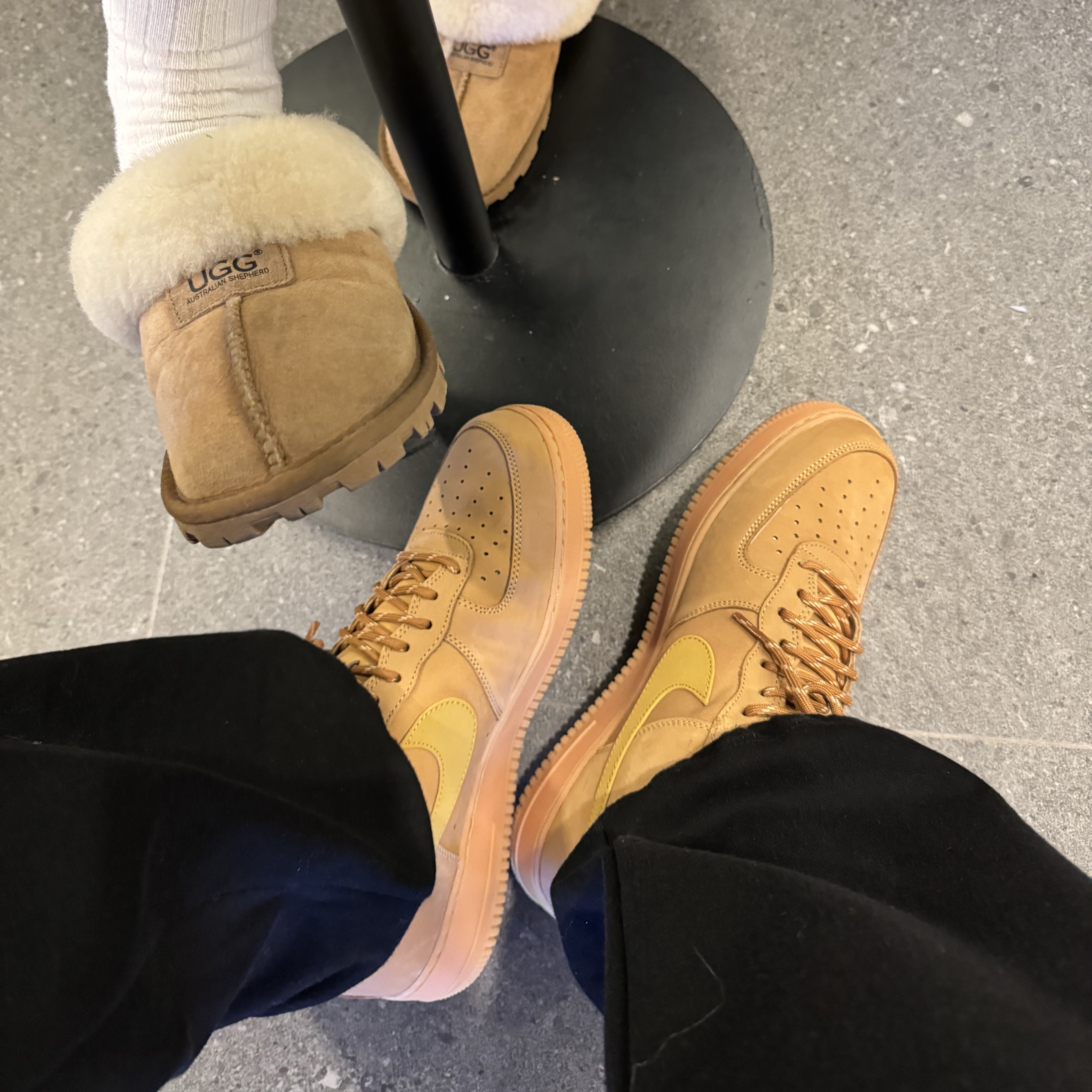 Nike Air Force 1 '07 WB Flax, (W) UGG Coquette Slipper Chestnut 착용 스타일