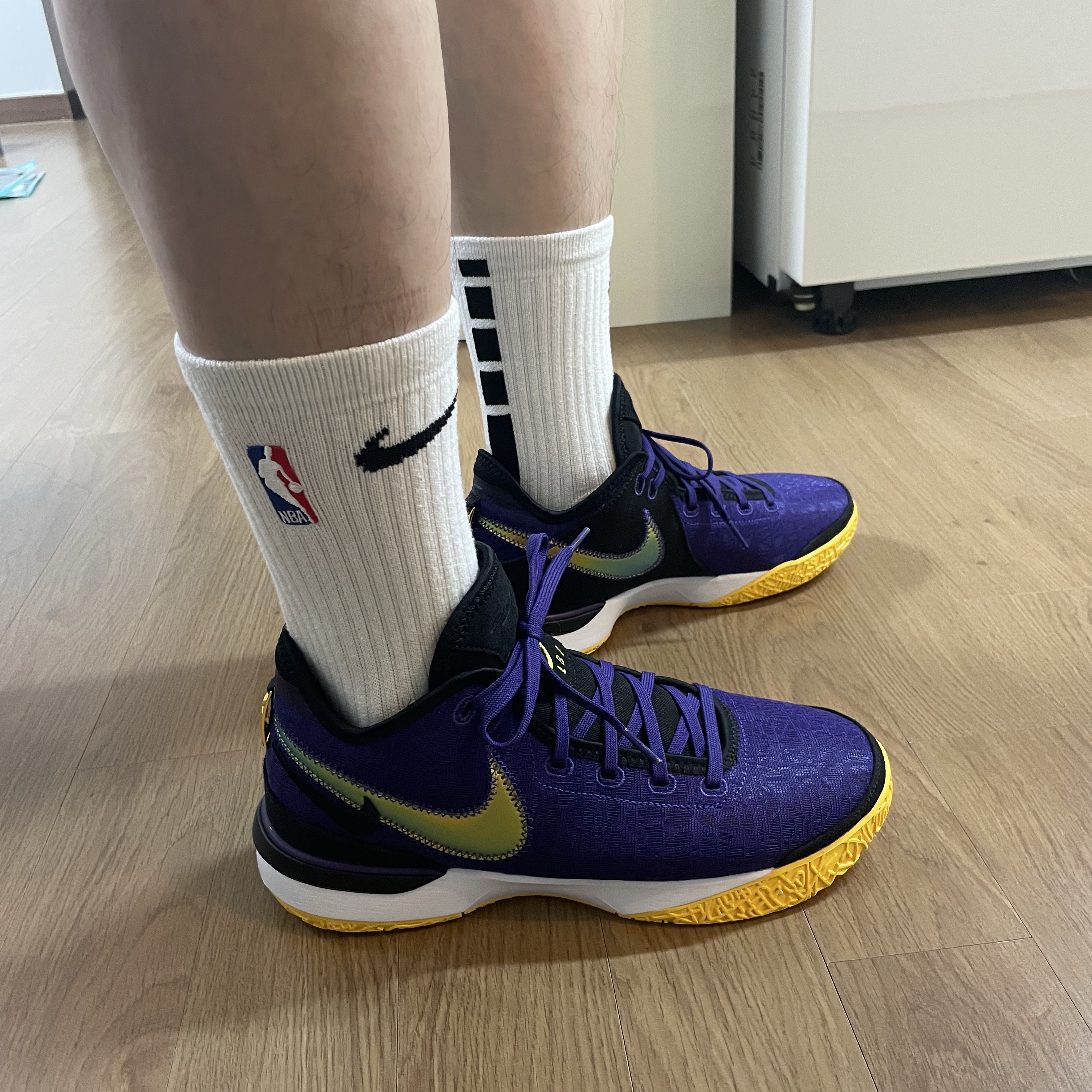 Nike LeBron XX EP White Metalic Gold, Nike LeBron NXXT Gen EP Court Purple Black 착용 스타일 - 1