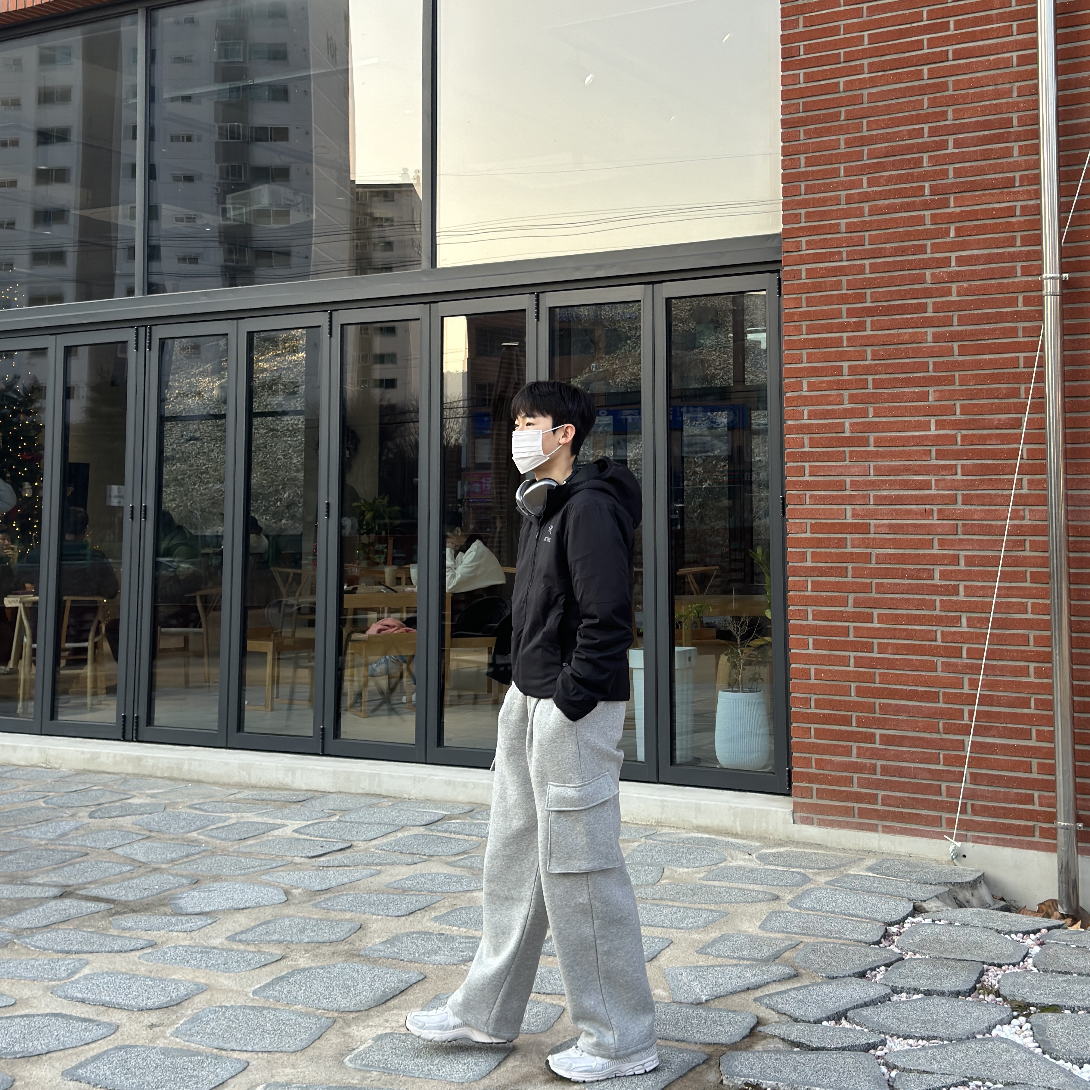Arc'teryx Atom Hoody Black, Apple AirPods Max Lightning Space Gray (Korean Ver.) 착용 스타일 - 4