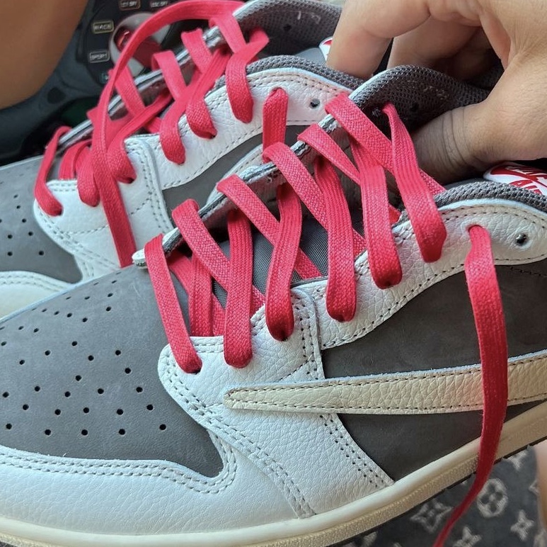 Jordan 1 x Travis Scott Retro Low OG SP Sail and Ridgerock 착용 스타일