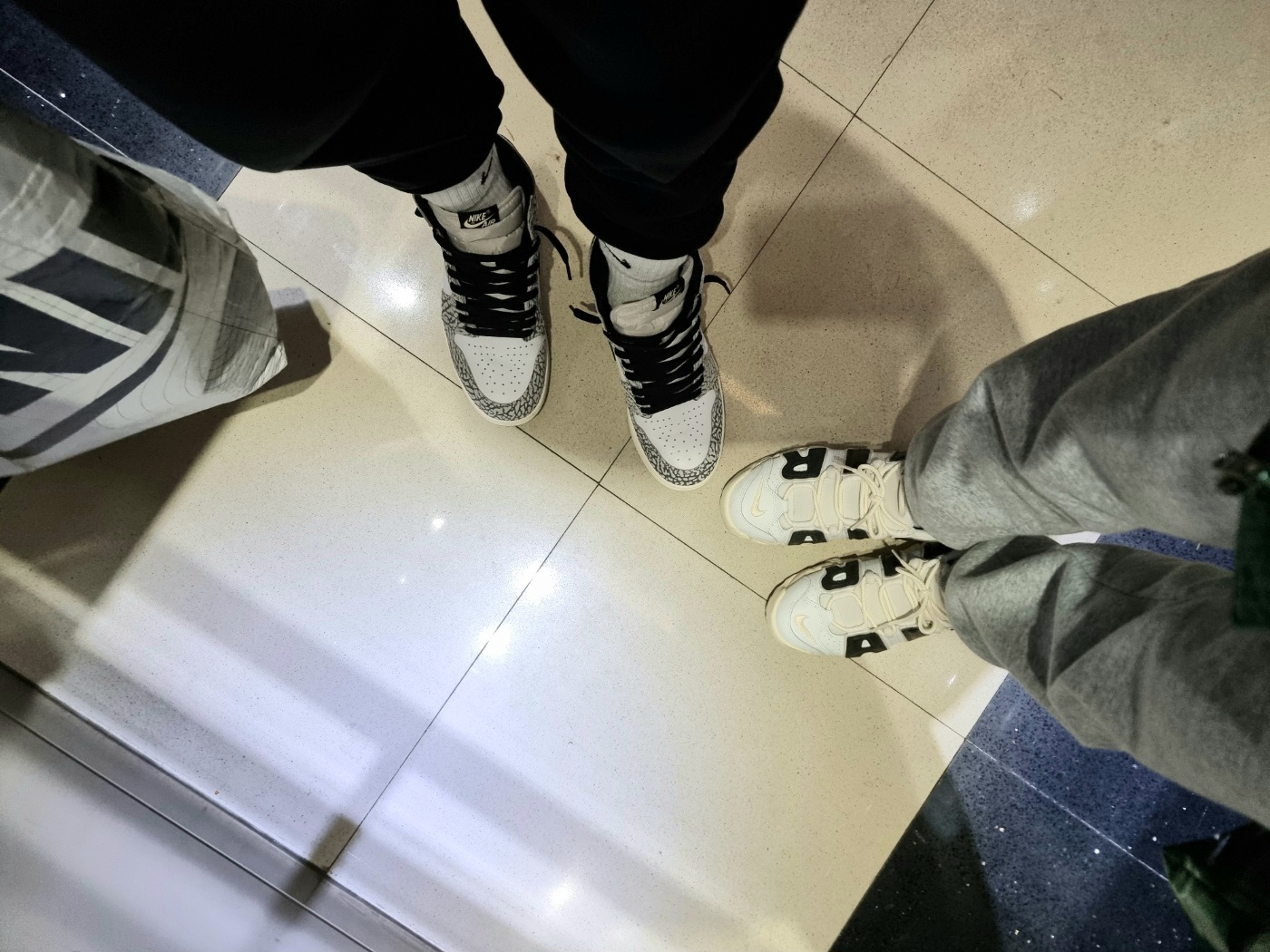 Jordan 1 Retro High OG White Cement, (W) Nike Air More Uptempo Summit White Light Orewood Brown 착용 스타일