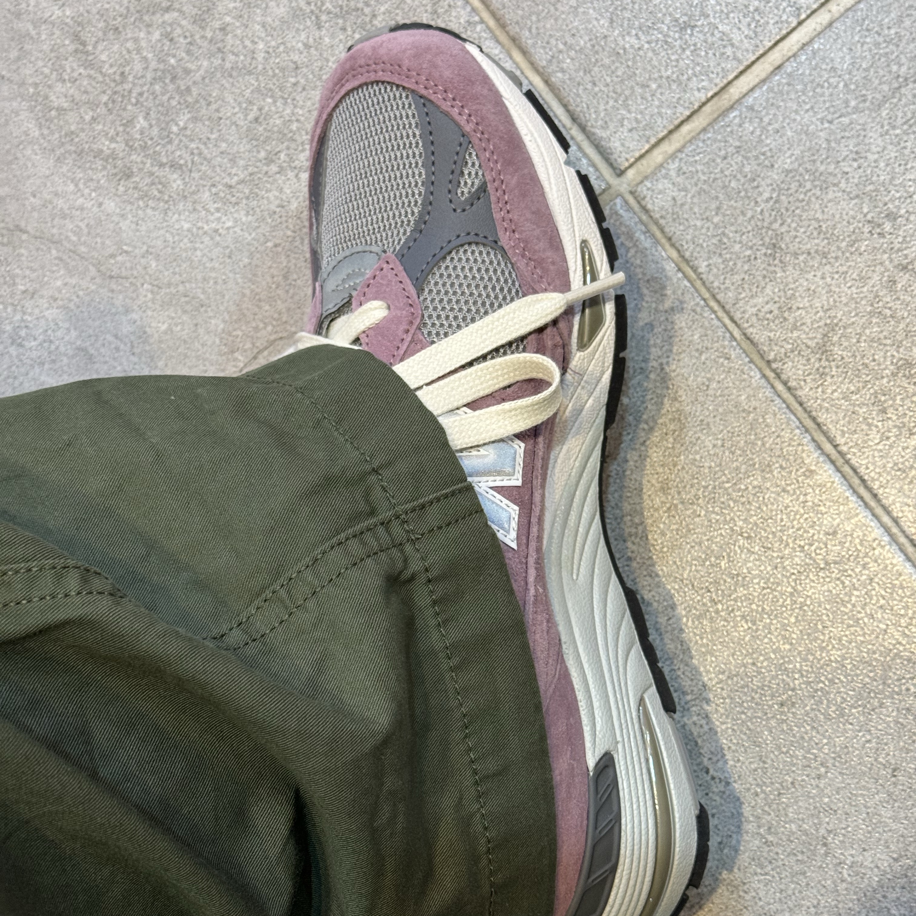 New Balance 991 Made in UK Pink Grey 착용 스타일 - 2