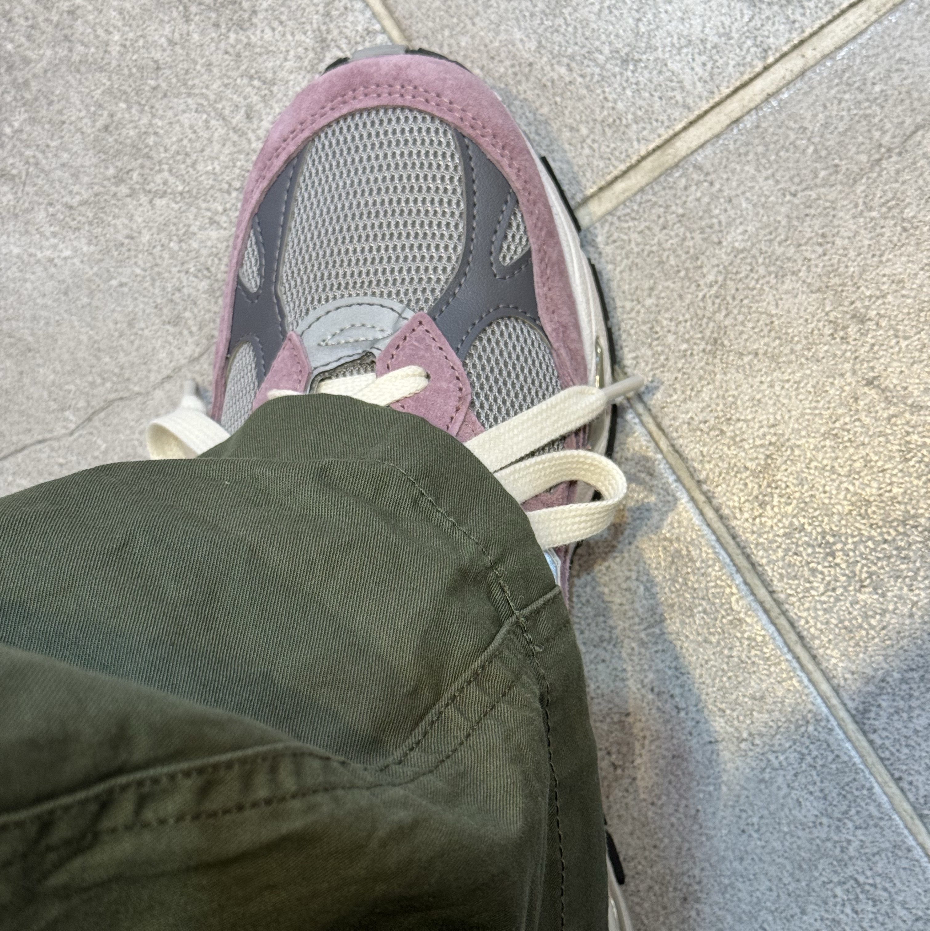 New Balance 991 Made in UK Pink Grey 착용 스타일 - 1