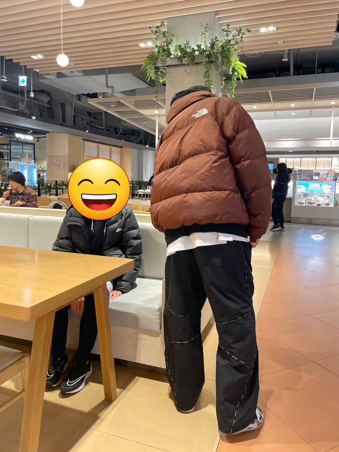 The North Face 1996 Retro Nuptse Jacket Dark Oak, Supreme Logo Piping Track Pants Black - 23FW 착용 스타일 - 3