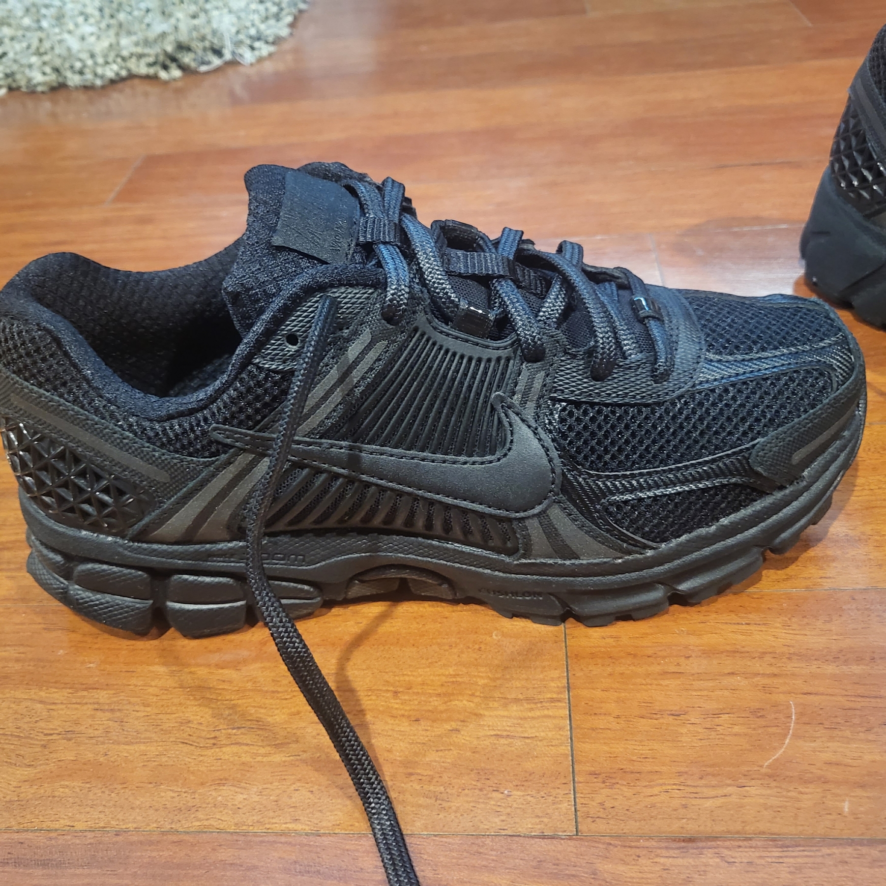 Nike Zoom Vomero 5 SP Black 착용 스타일 - 4