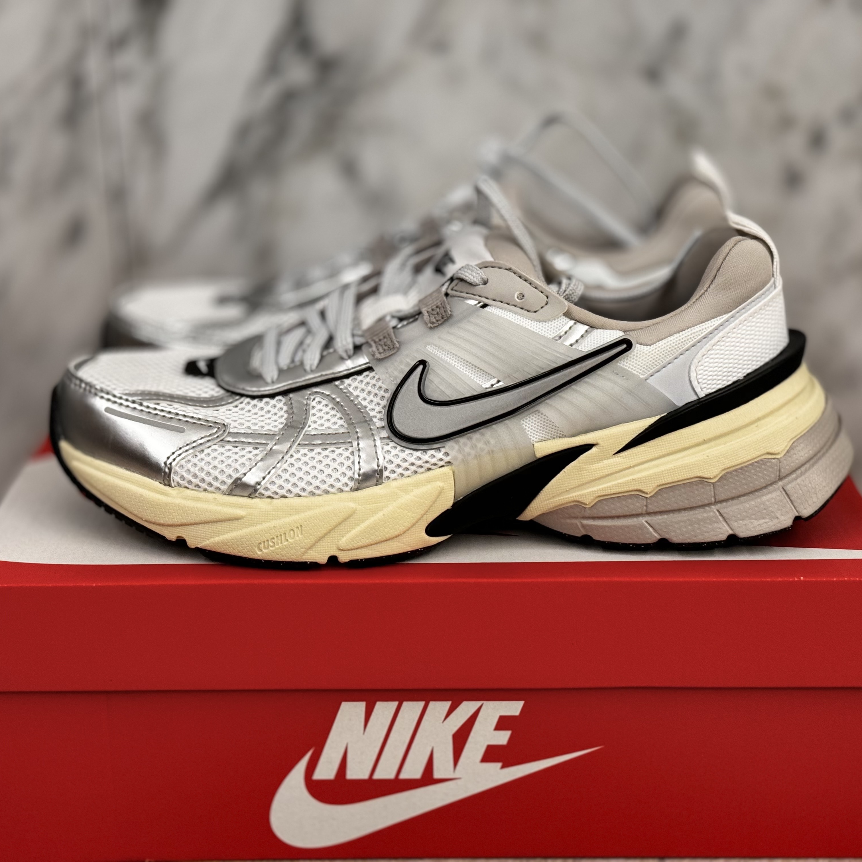 Nike V2K Run Summit White Metallic Silver 착용 스타일 - 4