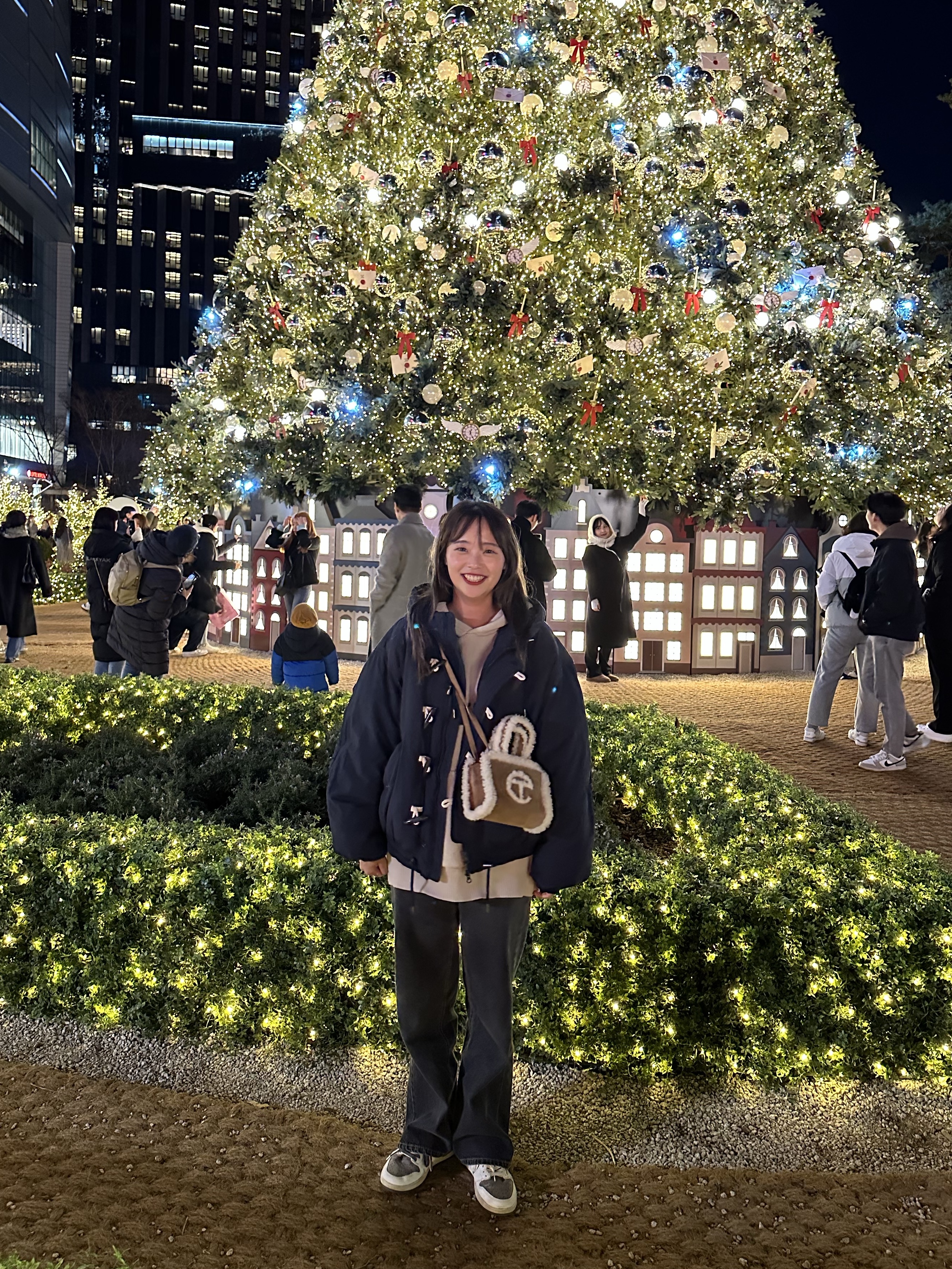 Telfar x UGG Small Shopping Bag Chestnut, Essentials Knit Pullover Hoodie Moss - 21SS 착용 스타일 - 4