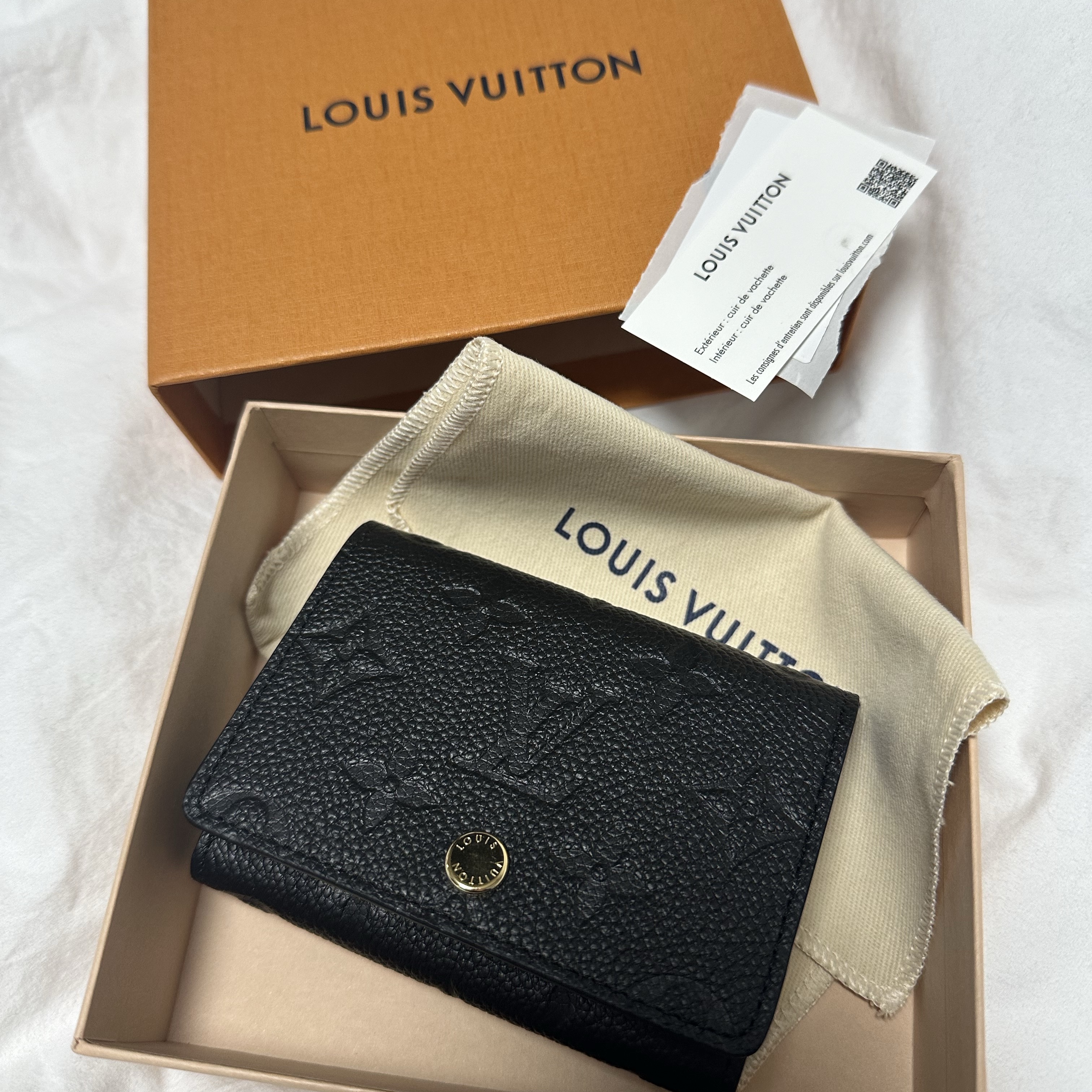 Louis Vuitton Business Card Holder Monogram Embossed Leather Black 착용 스타일