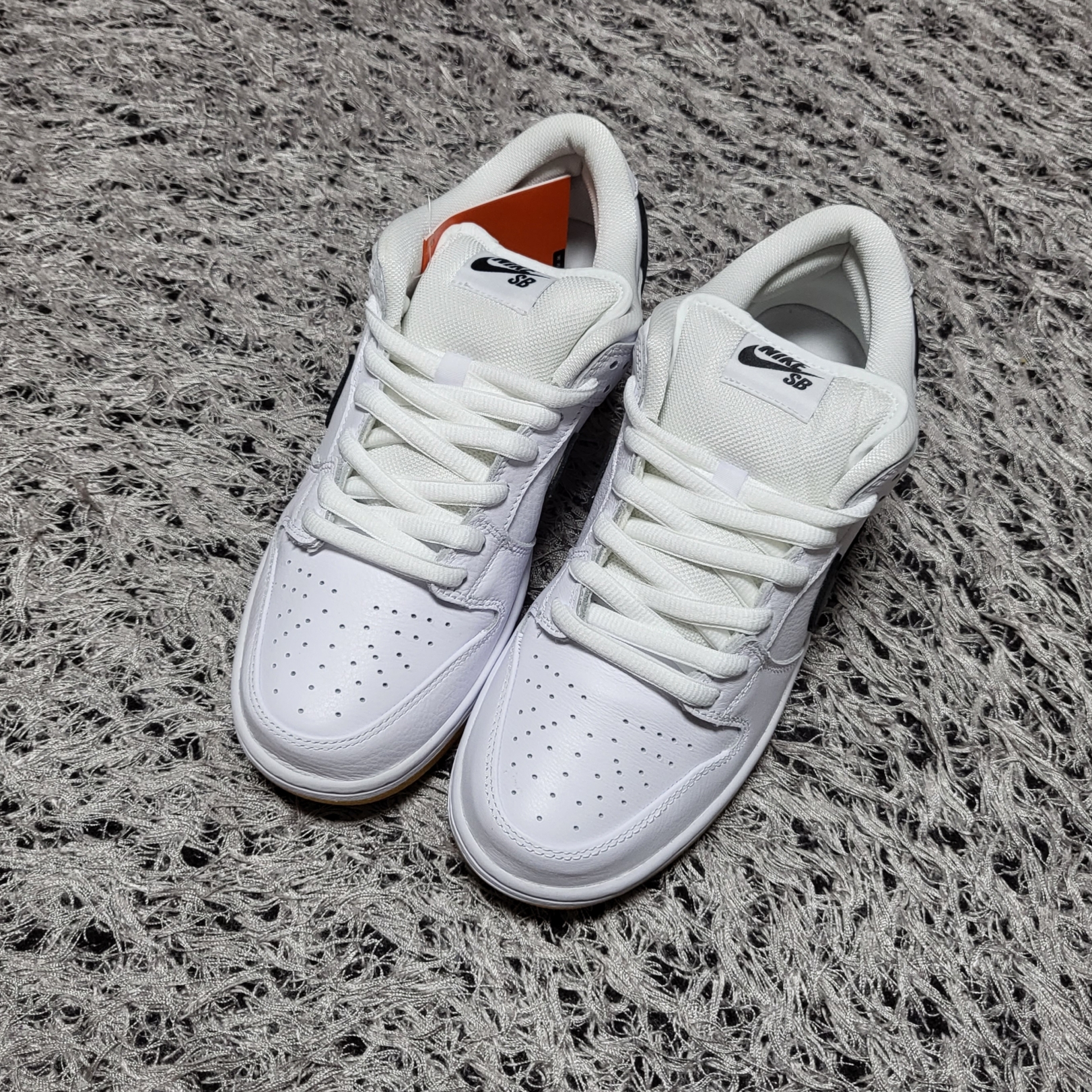 Nike SB Dunk Low Pro White and Gum Light Brown 착용 스타일